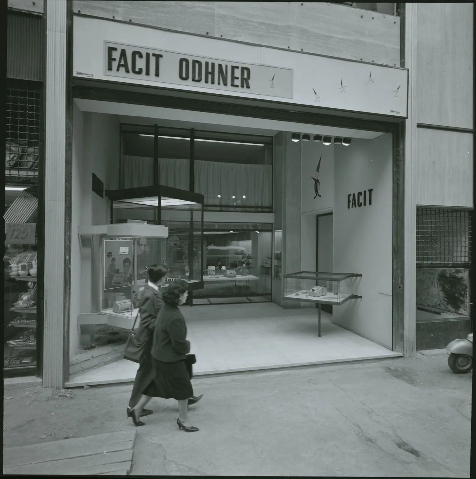 Tienda Facit en calle Estado, Santiago, 1964