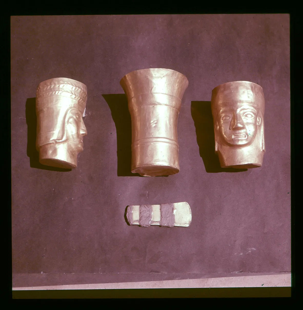 Tres vasos de oro estilo Tiahuanaco, Región de Atacama, Chile, 1950 - 1965