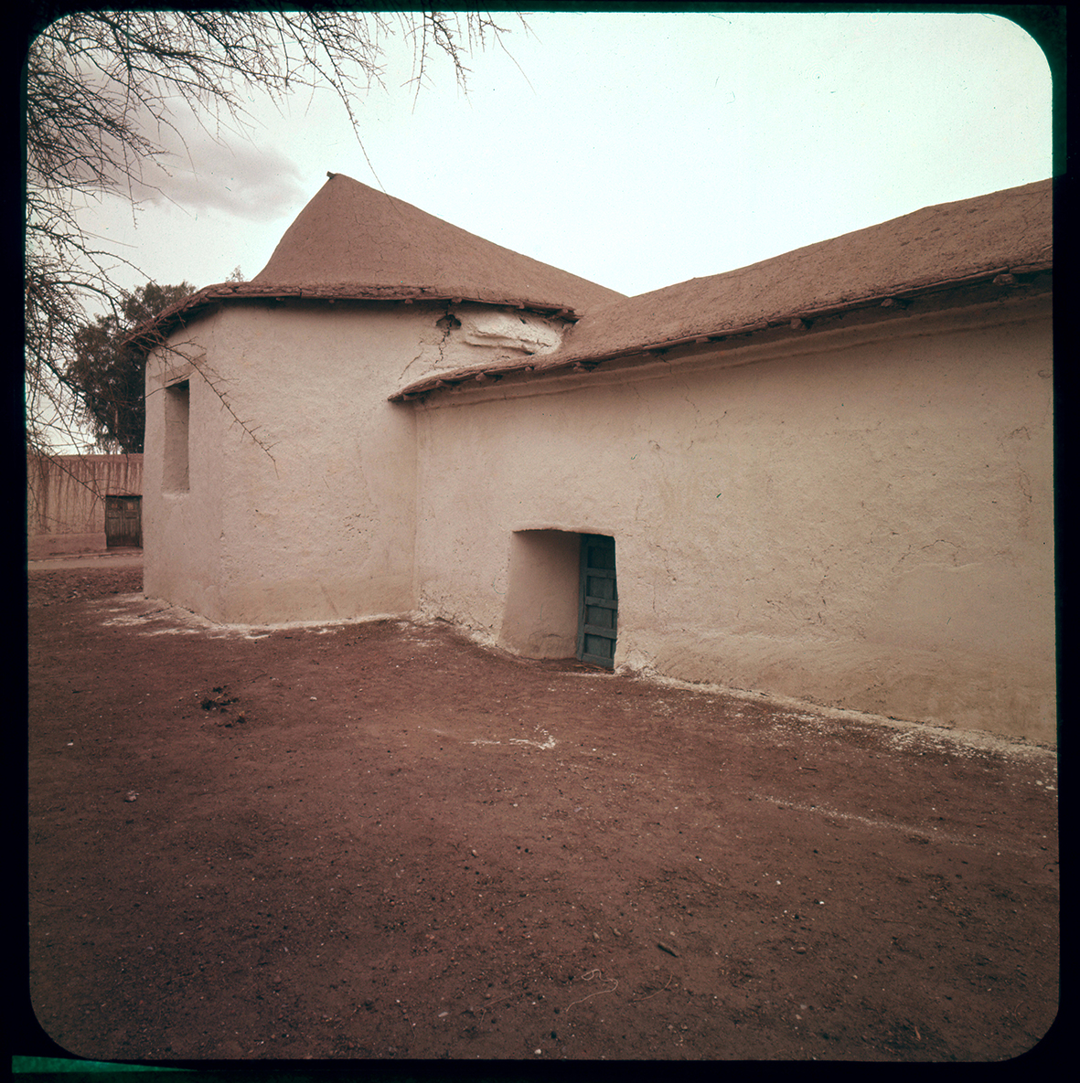 Vista de la parte trasera de la iglesia de San Pedro, Región de Atacama, Chile, 1950 - 1965
