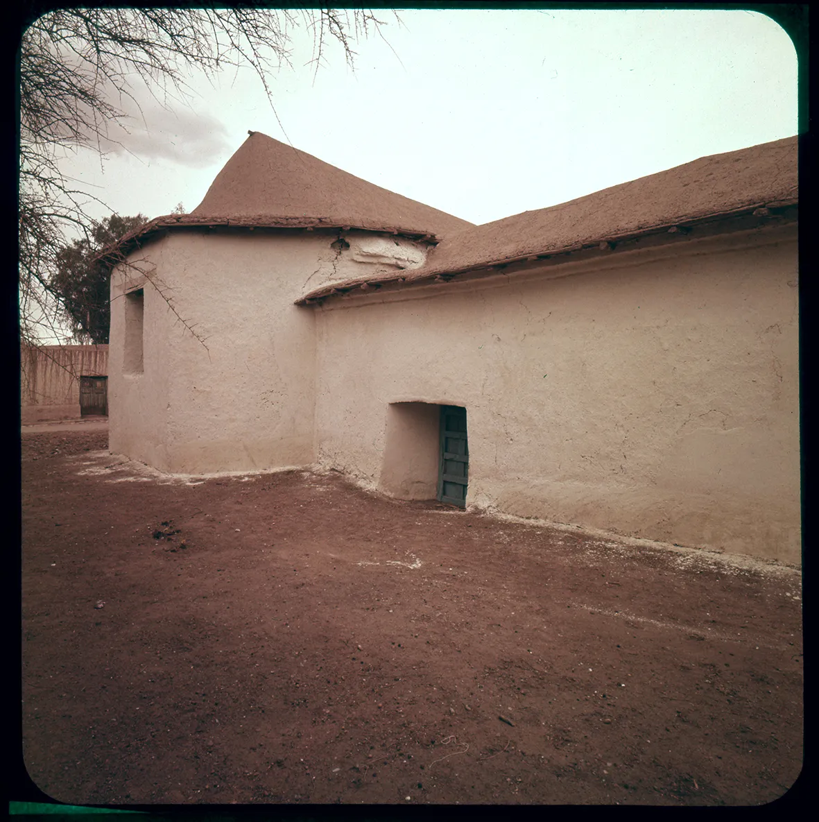 Vista de la parte trasera de la iglesia de San Pedro, Región de Atacama, Chile, 1950 - 1965