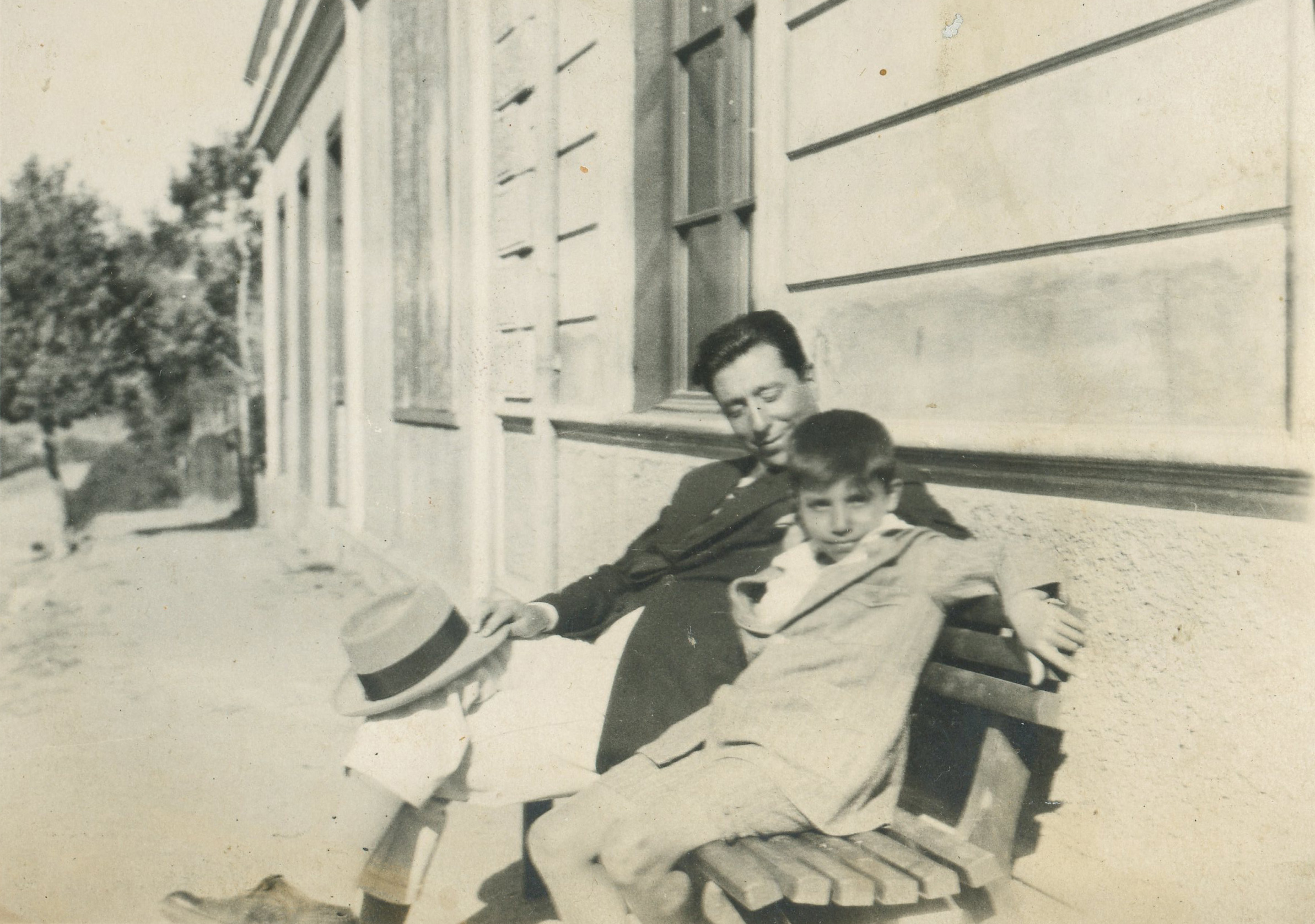 Padre e hijo en Plaza de Papudo, ca. 1927