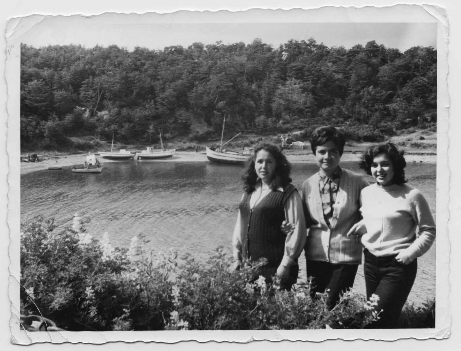 Tres mujeres con Bahía Mansa de fondo, ca. 1975