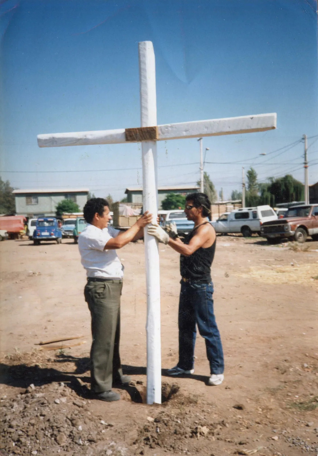 Instalación de Cruz en Quilicura, 1996