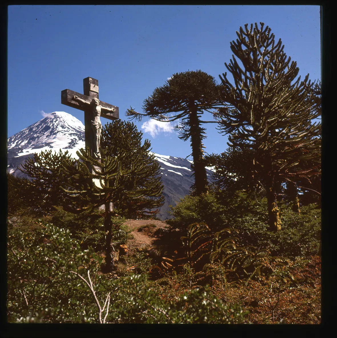 Cristo de la Frontera y Volcán Lanín, Villarrica, Región de la Araucanía, Chile, 1950 - 1965