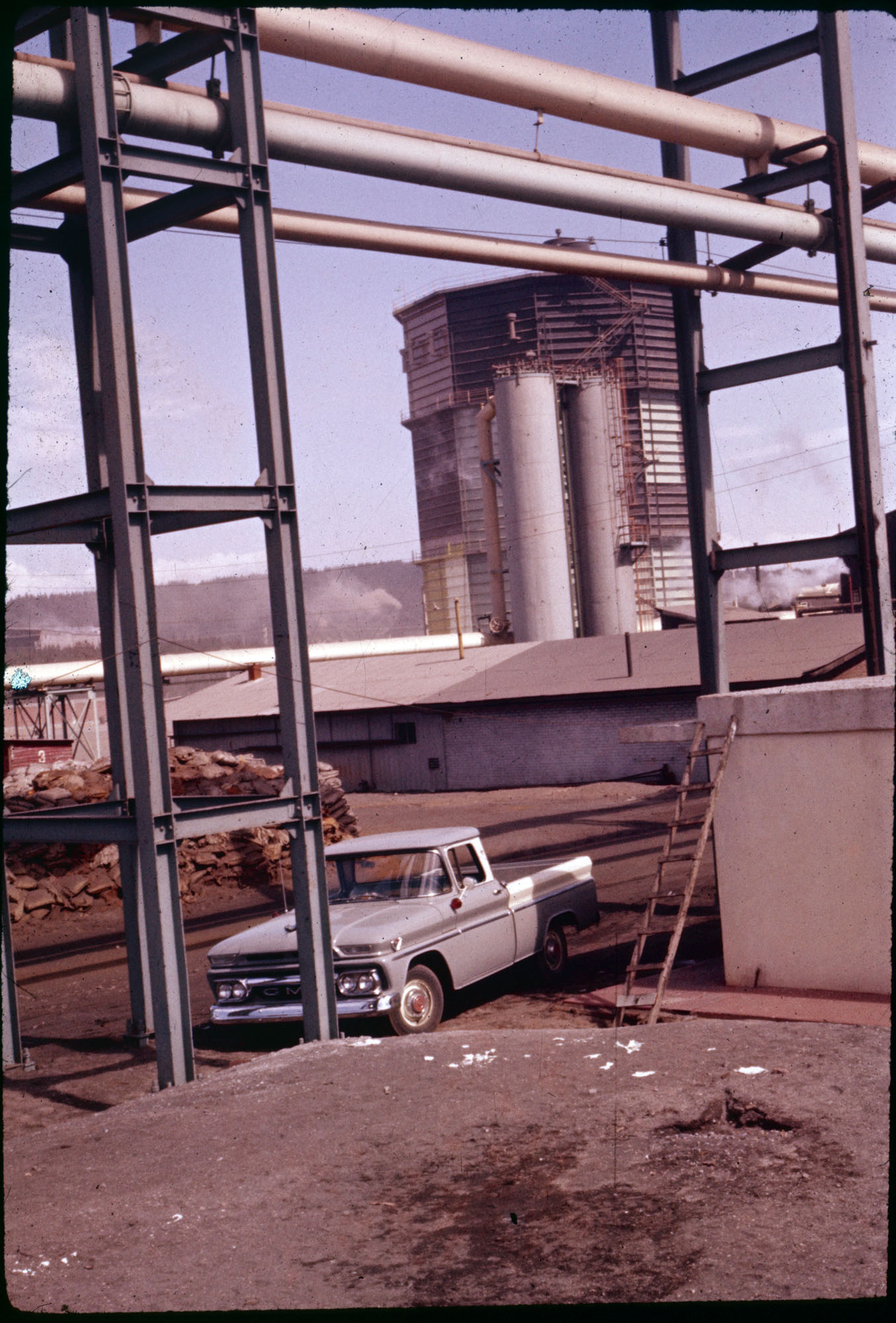 Automóvil en Siderúrgica Huachipato, ca. 1964
