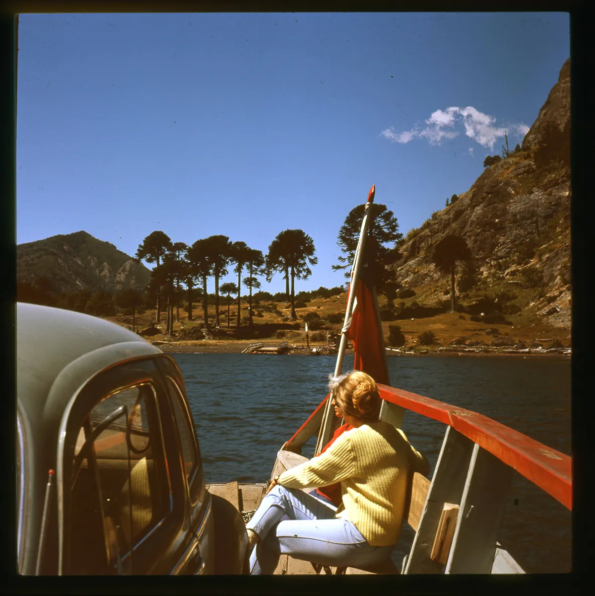 Barcaza transportando un auto en laguna Quillelhue, Villarrica, Región de la Araucanía, Chile, 1950 - 1965