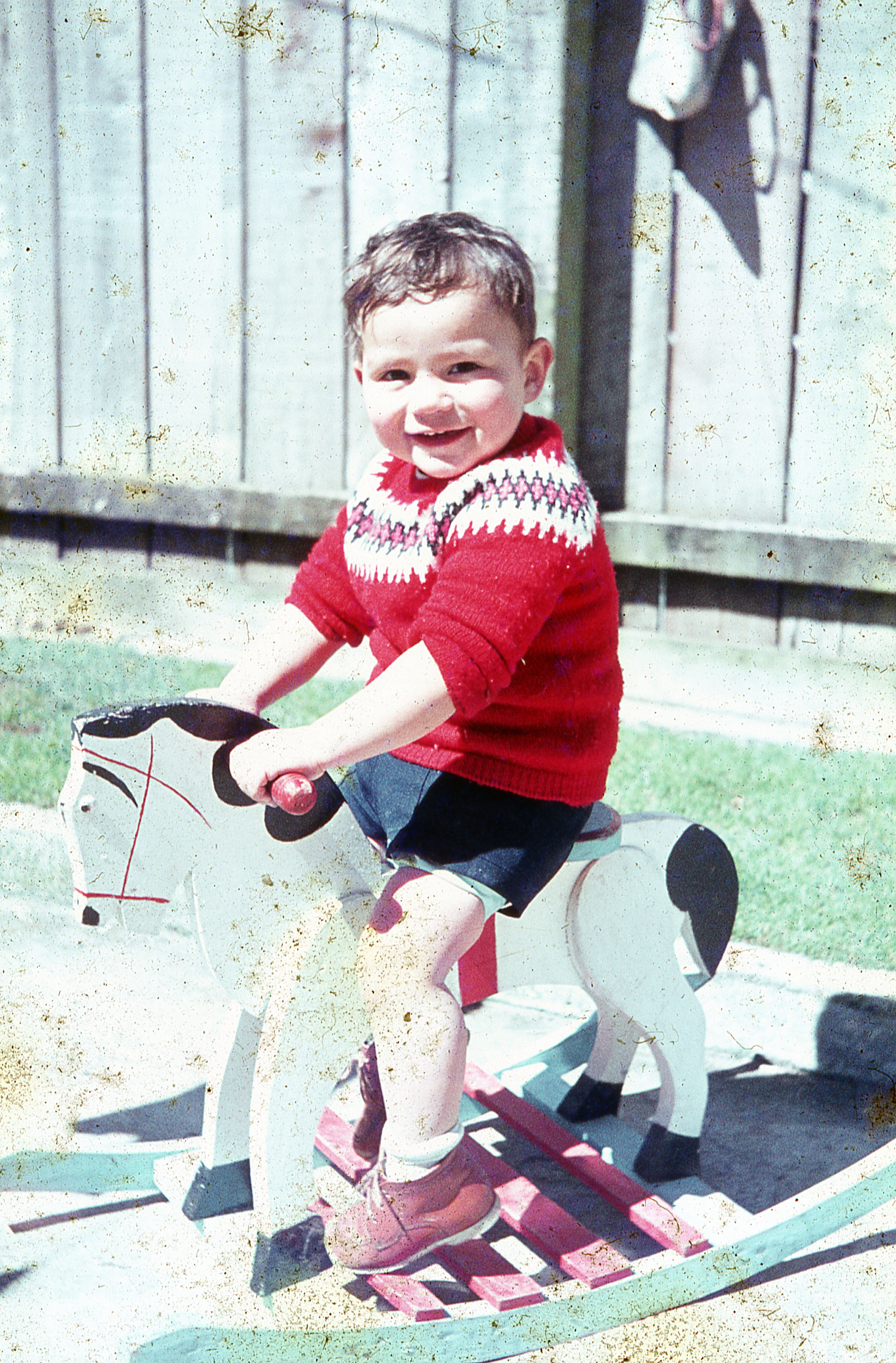 Niño en un caballito de madera