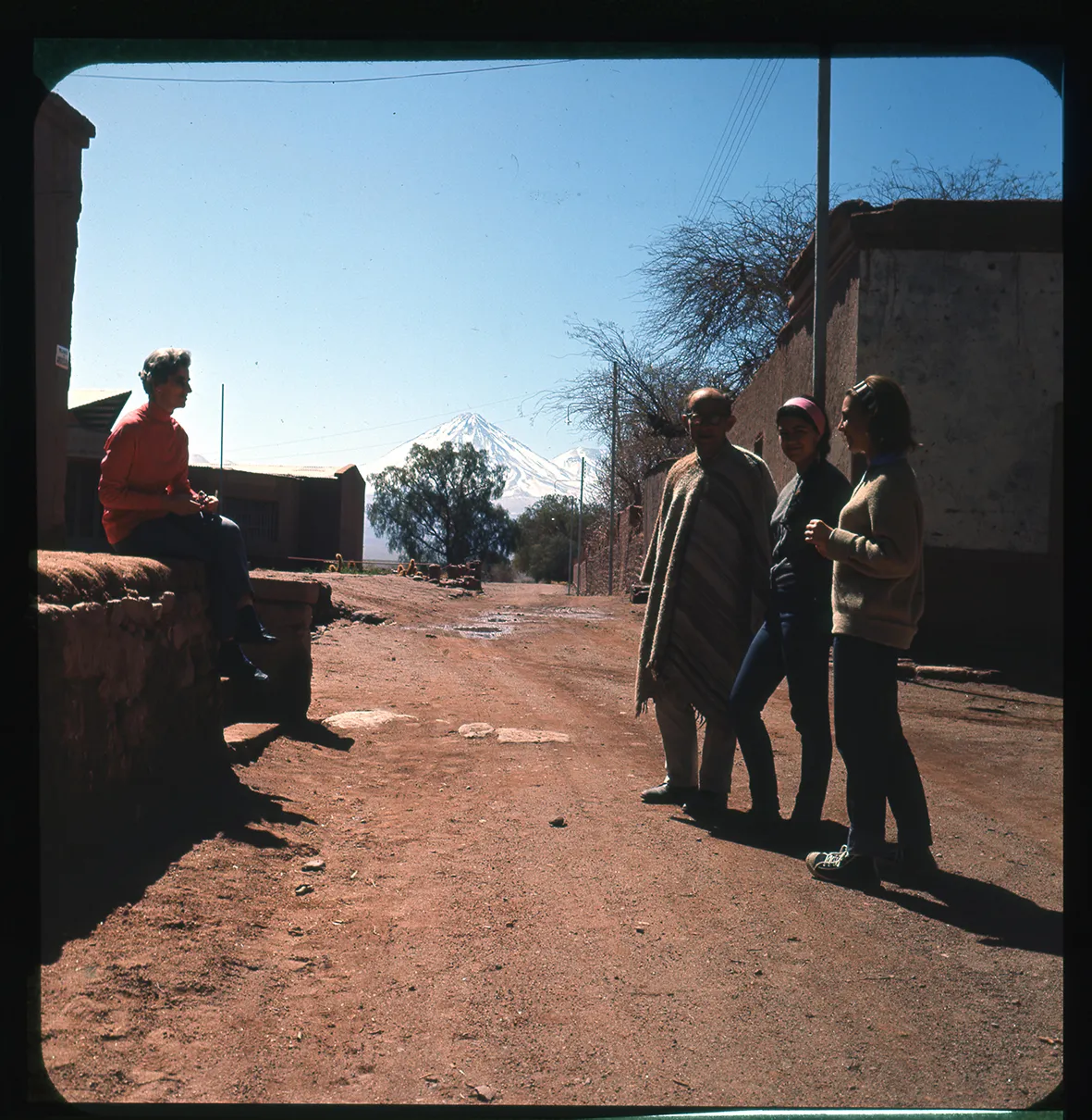 Viajantes en calle de San Pedro de Atacama, Región de Atacama, Chile, 1950 - 1965
