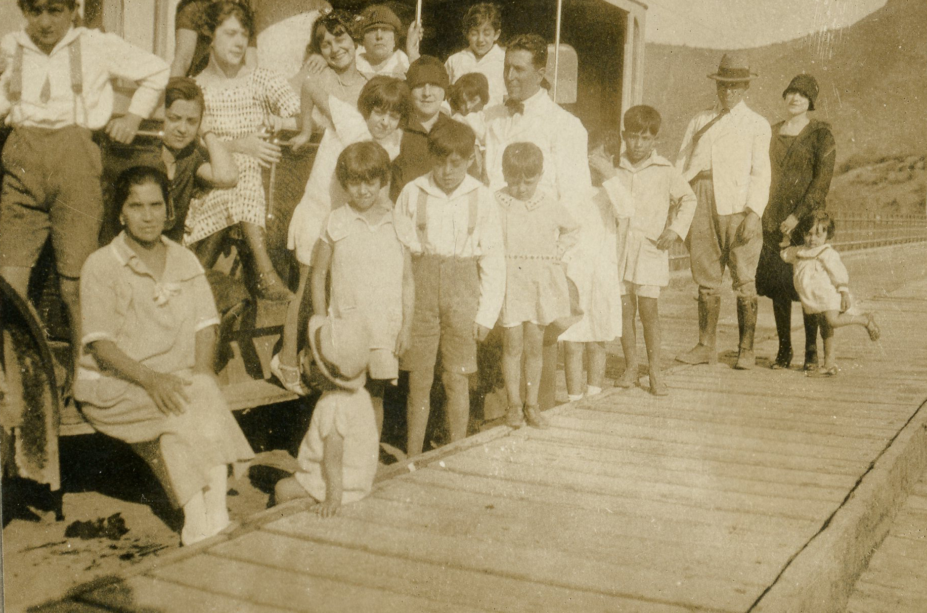 Grupo de personas en una carretera, lugar desconocido, ca. 1915