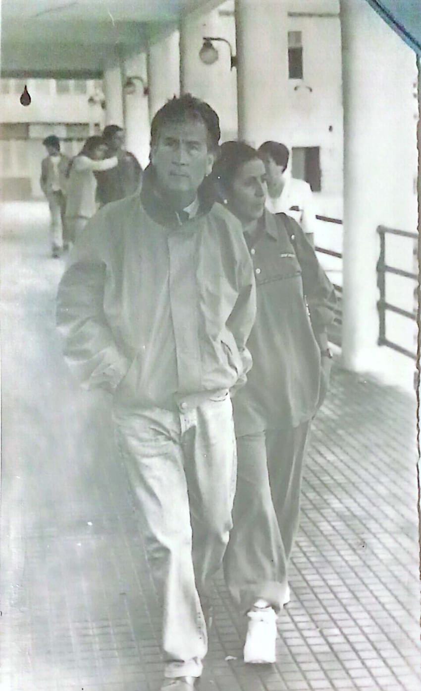 Pareja paseando en puente en Viña del Mar en 1992