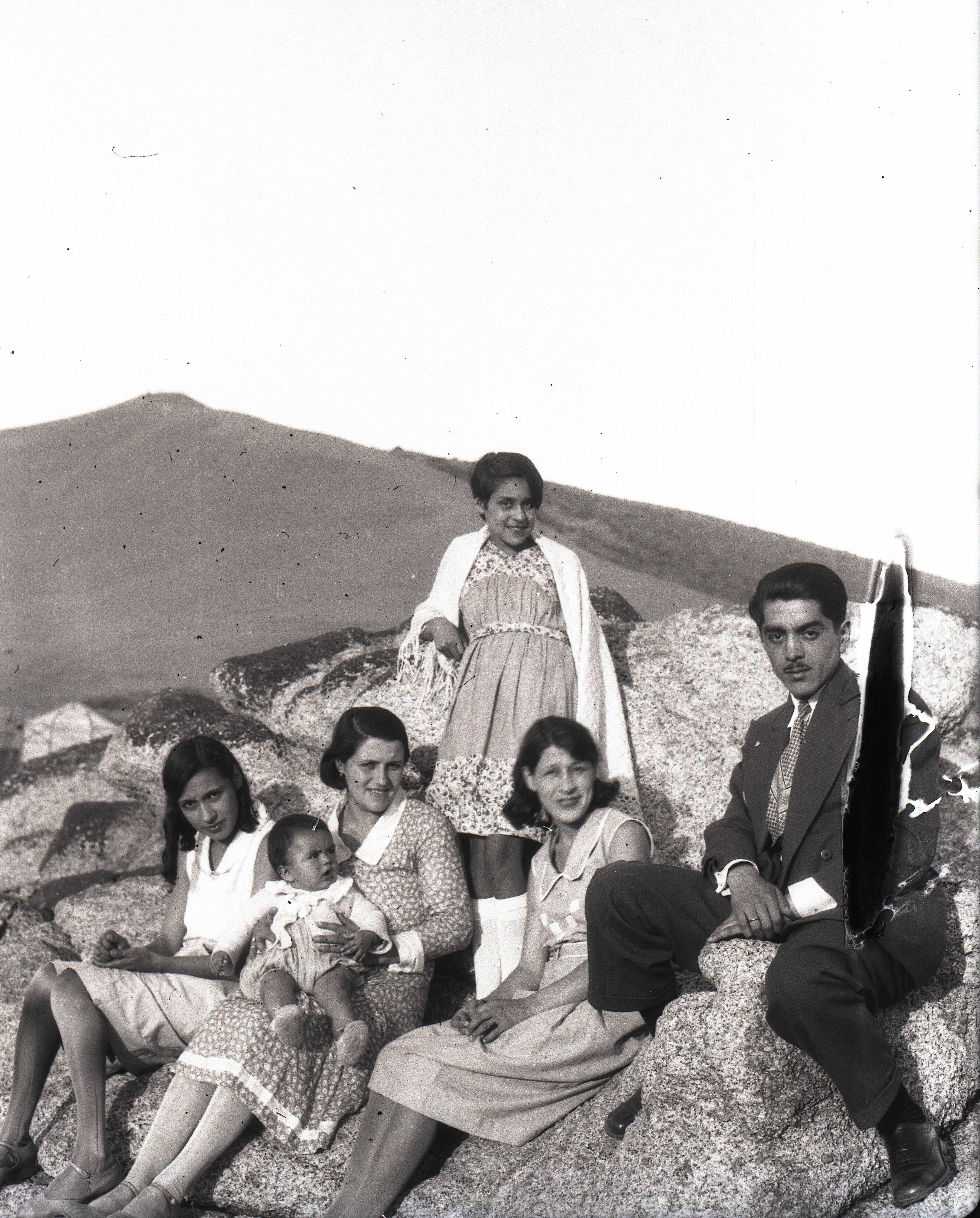 Grupo de personas en lugar sin identificar, 1920s