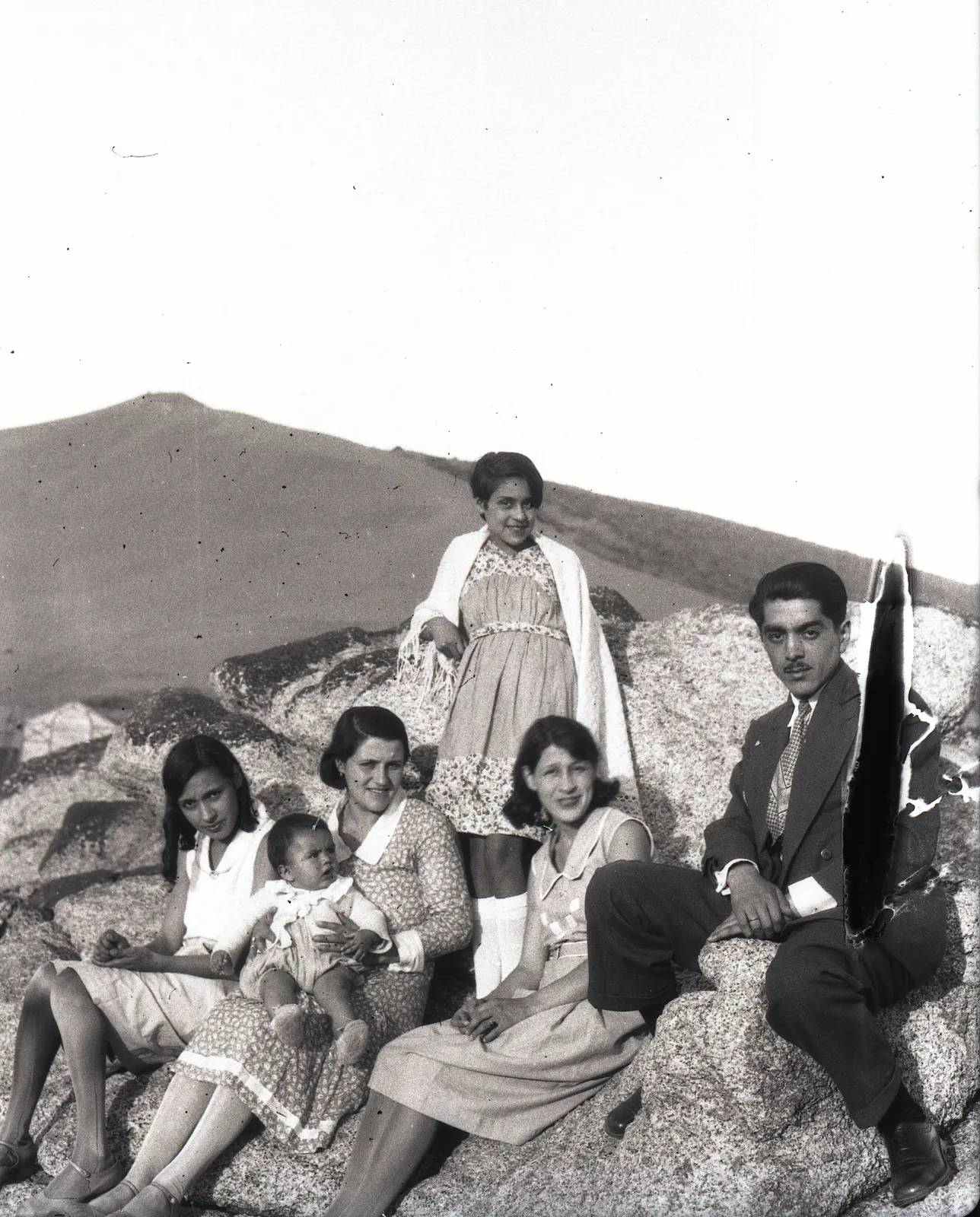 Grupo de personas en lugar sin identificar, 1920s