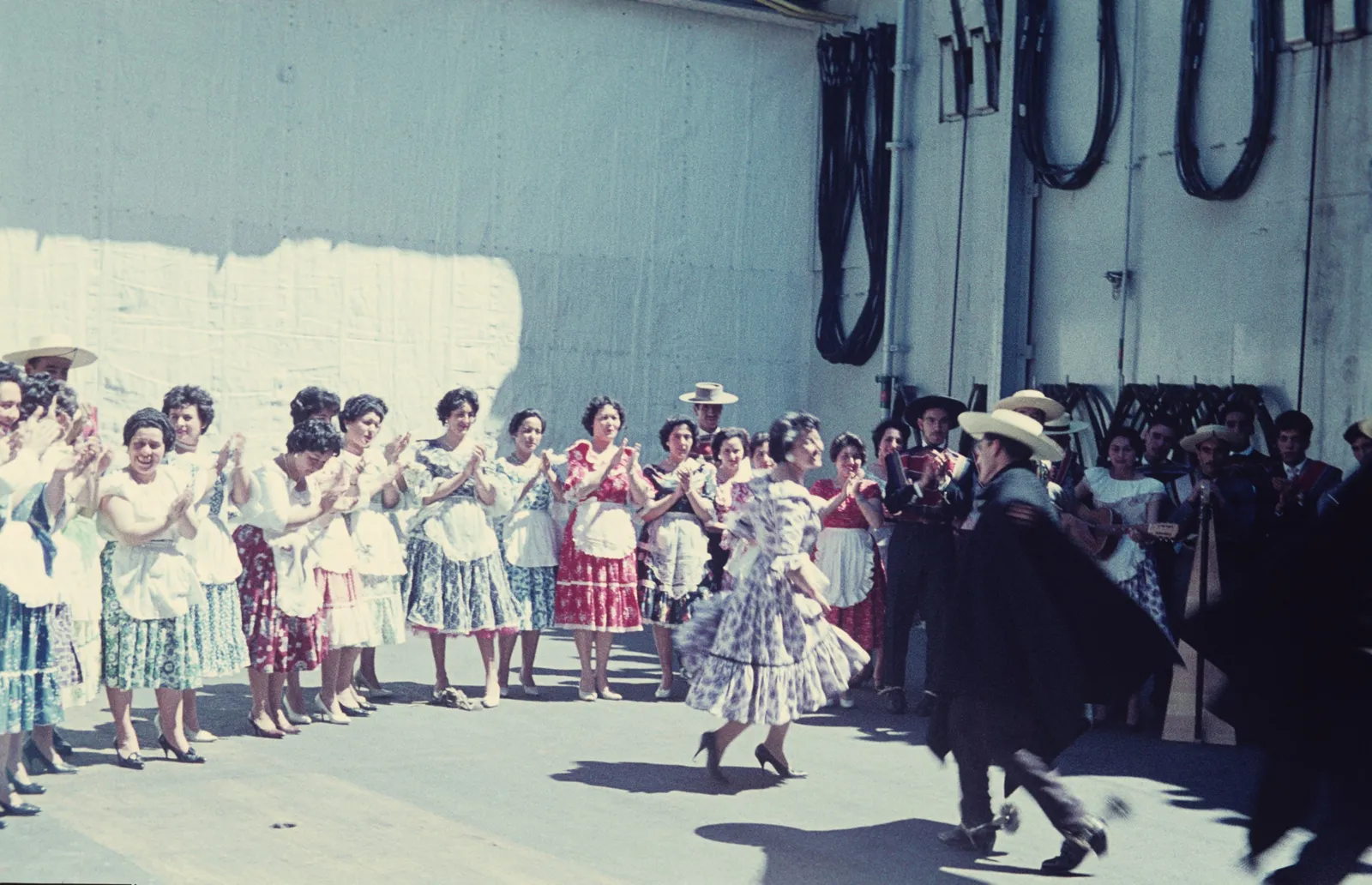 Baile de exhibición a bordo del HNLMS Karel Doorman, Valparaíso, 1960