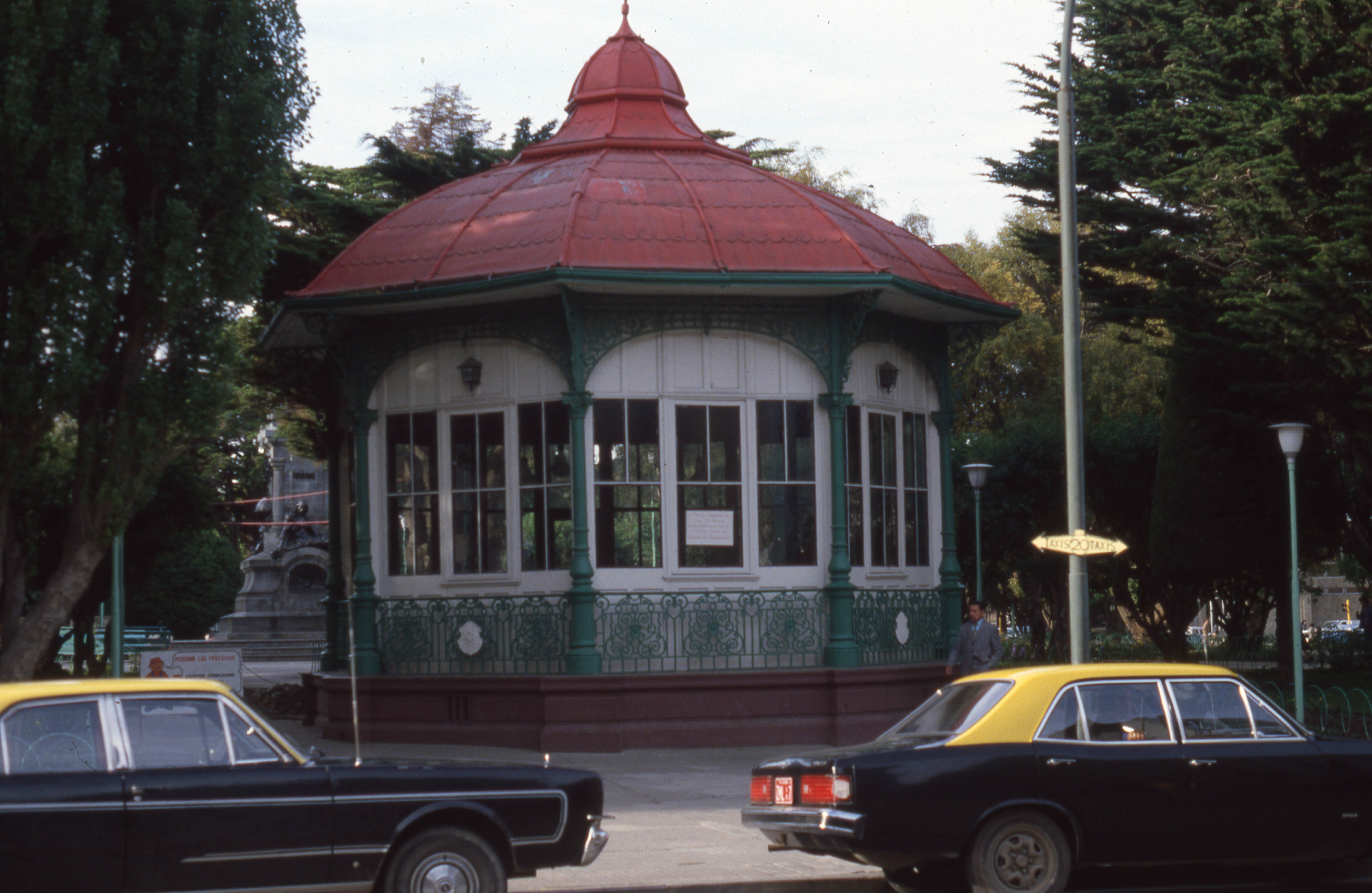 Pérgola en Plaza Muñoz Gamero, Punta Arenas, ca. 1980