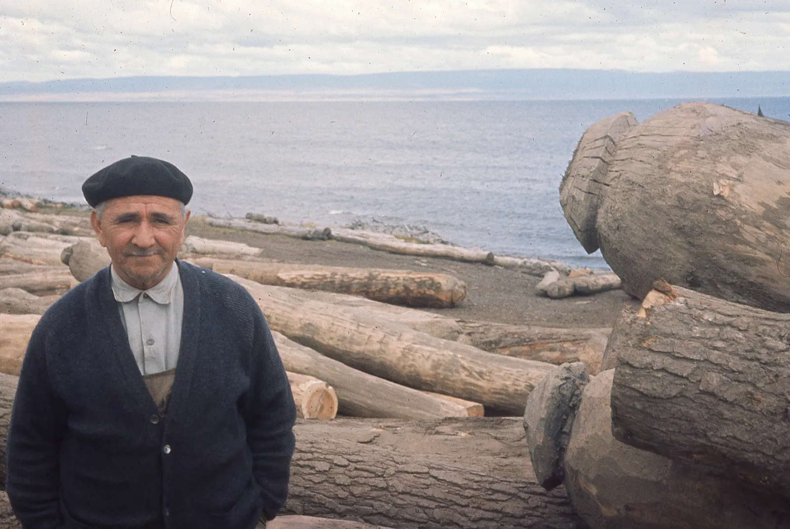 Hombre en el aserradero ca.1965