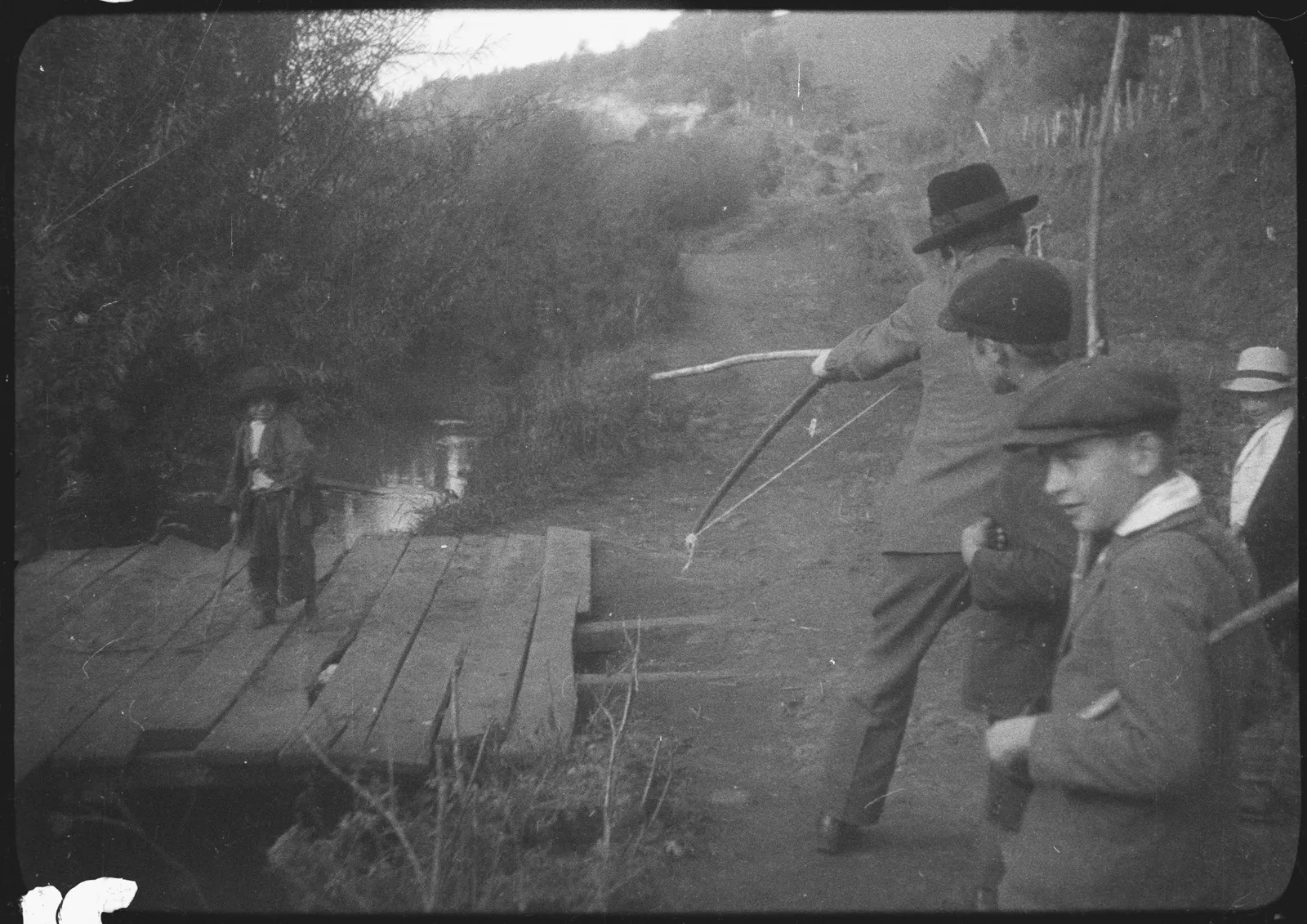 Niños hostigando a otro, Araucanía, 1928