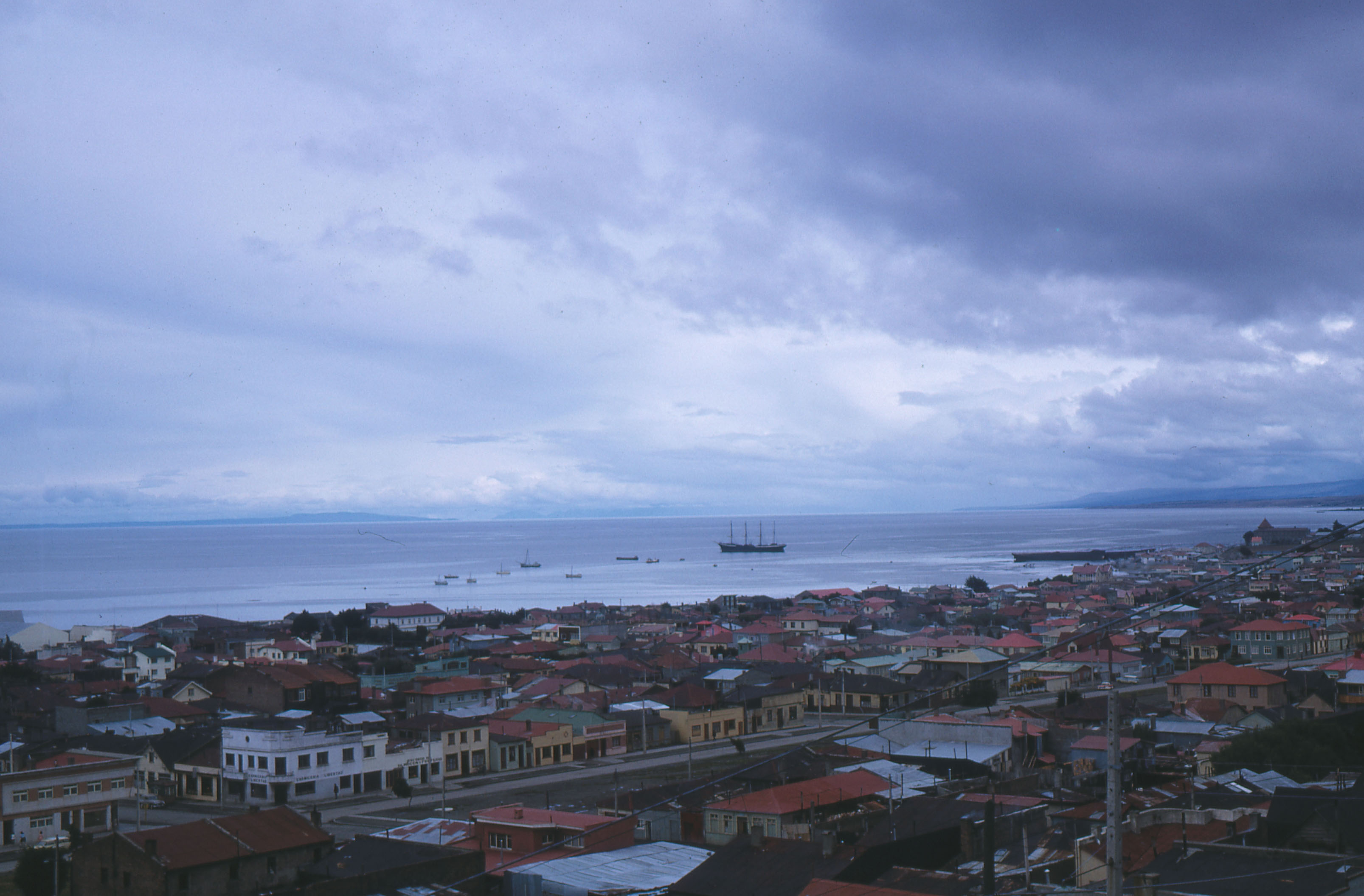 Vista de Punta Arenas y el Estrecho de Magallanes, 1965