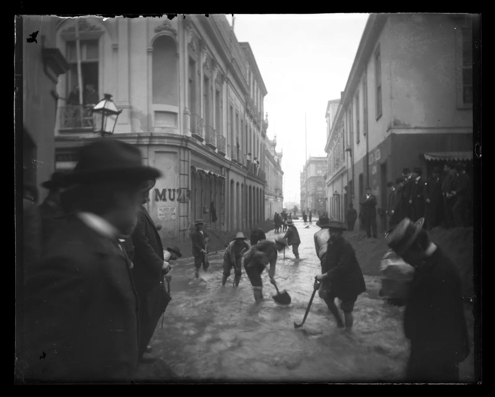 Calle inundada en Valparaíso, ca. 1903