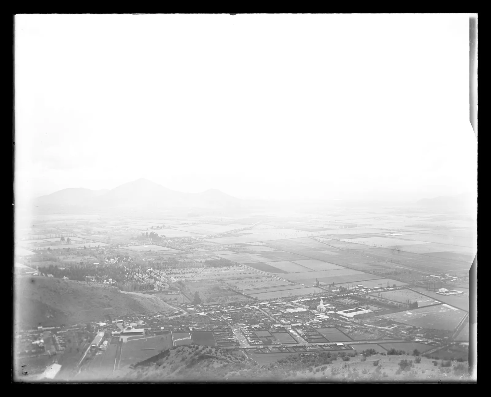 Vista de Santiago desde el Cerro San Cristóbal, Recoleta al poniente, ca. 1903