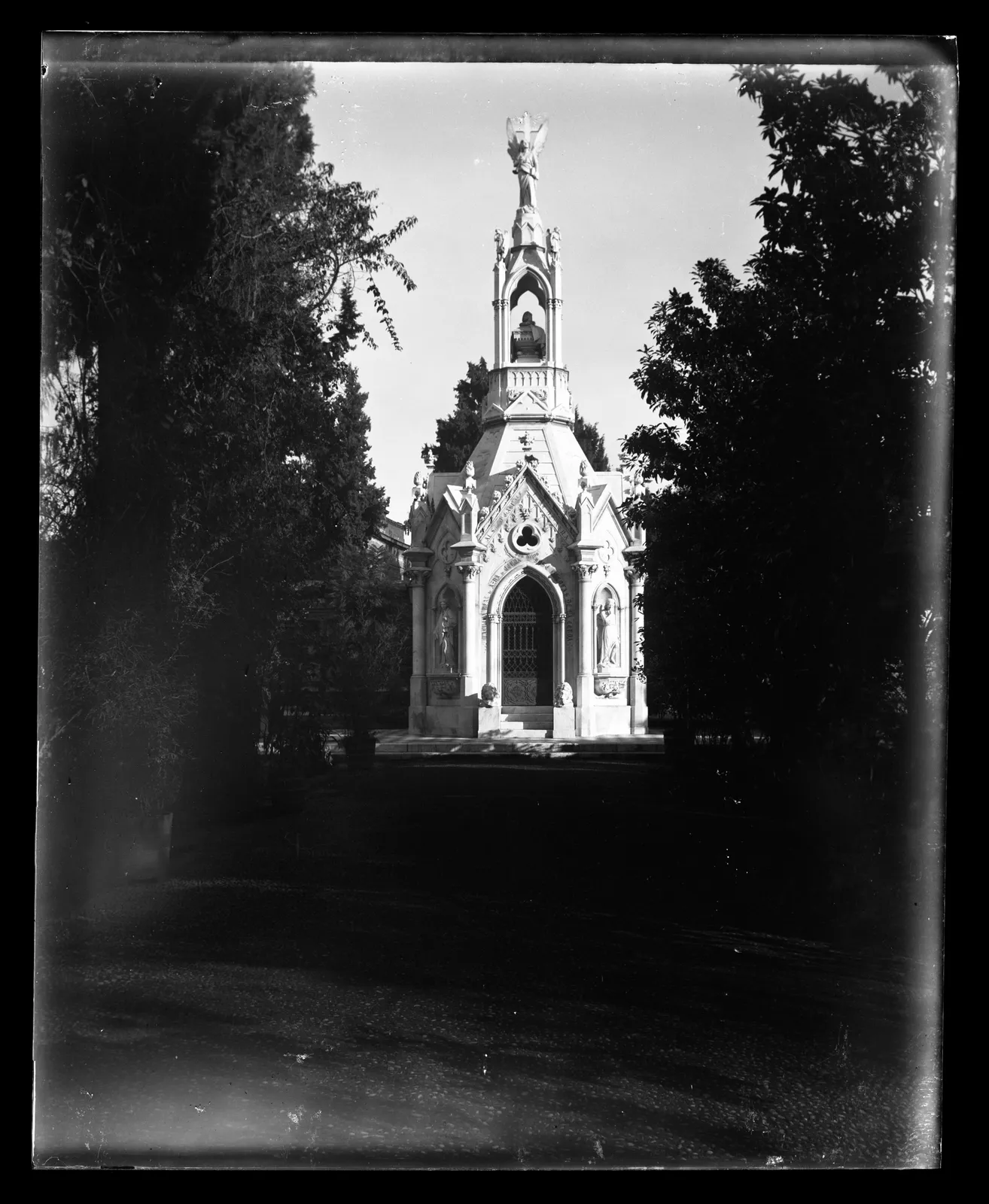 Mausoleo en el Cementerio, ca. 1903