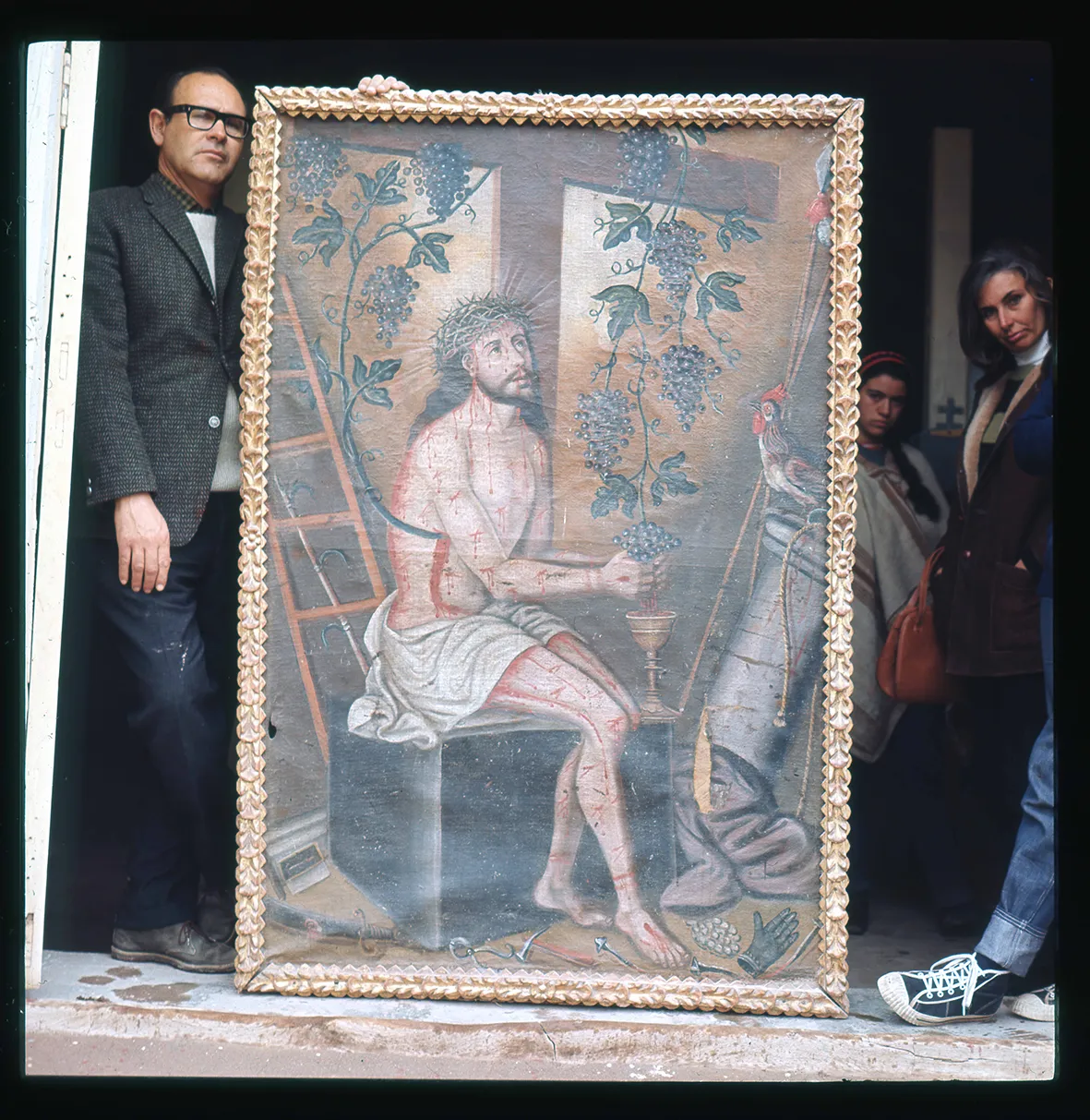 Señor de las uvas en el pórtico de la iglesia San Lucas, Toconao, Región de Atacama, Chile, 1950 - 1965