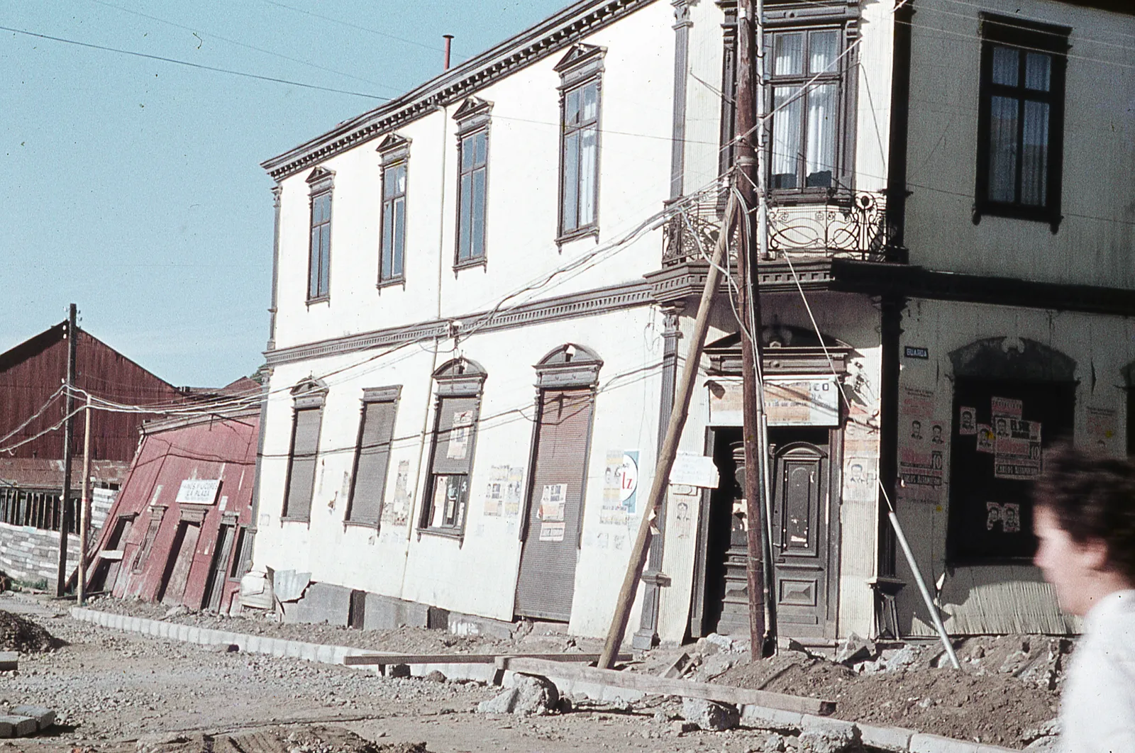Casa dañada tras el terremoto de Valdivia en 1960