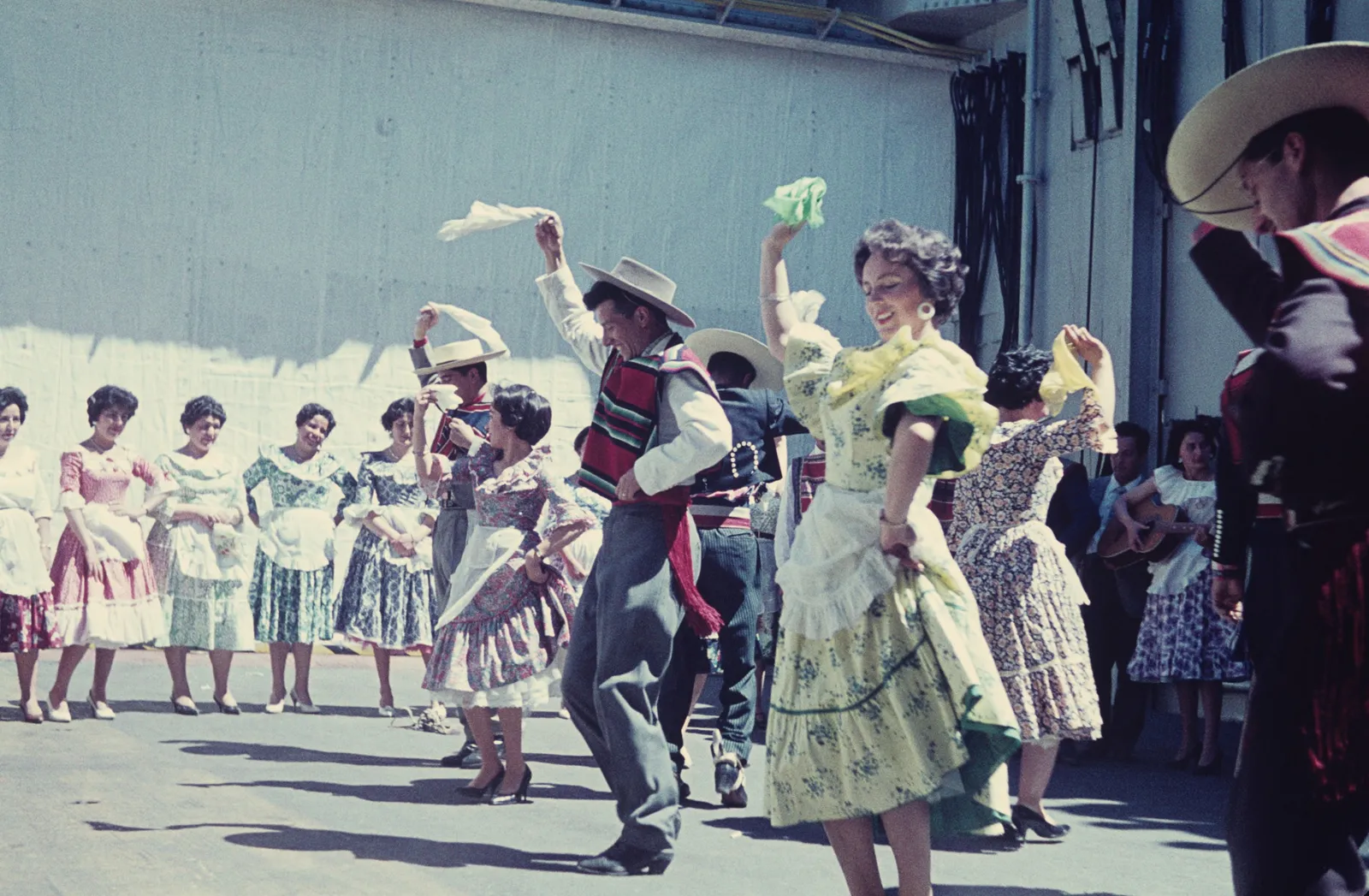 Baile folklórico en el HNLMS Karel Doorman, Noviembre 1960