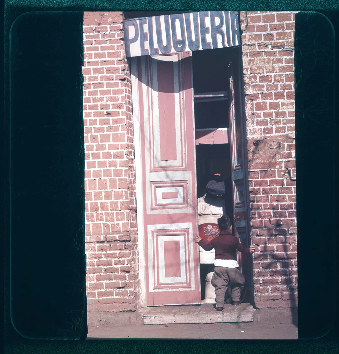 Entrada a una peluqueria, Chile, 1950 - 1965