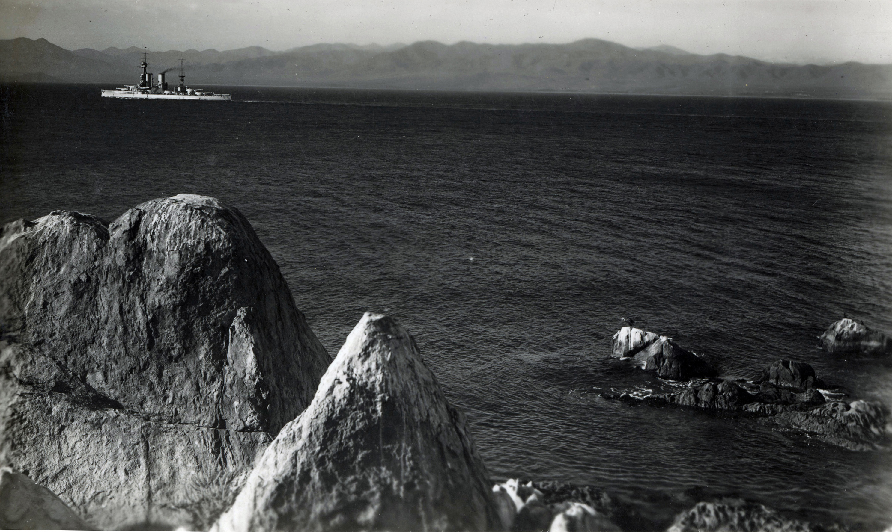Acorazado Almirante Latorre dejando la Bahía de Coquimbo, 1931