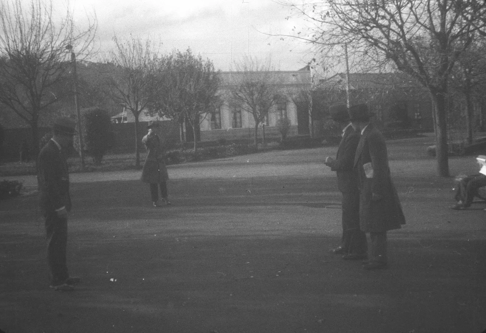 Hombres jugando a la petanca en una plaza, Araucanía, 1928