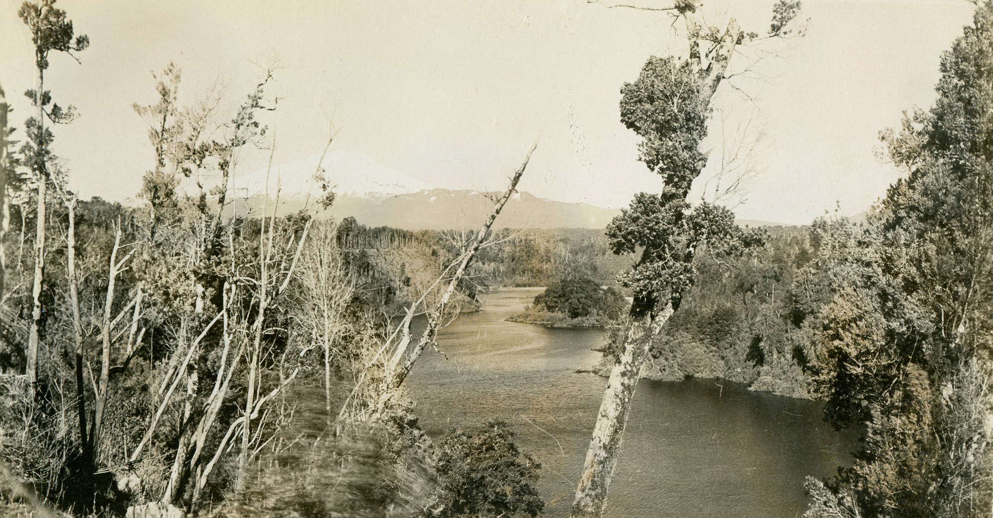 La Poza, cercanías del Lago Llanquihue, vista al Volcán Calbuco, ca. 1928