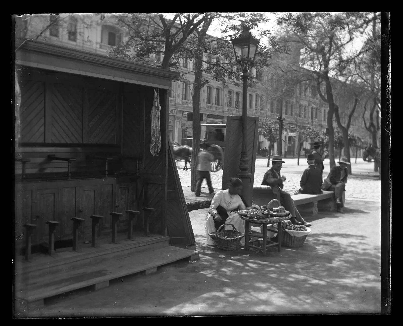 Vendedores en una plaza de Santiago, ca. 1903