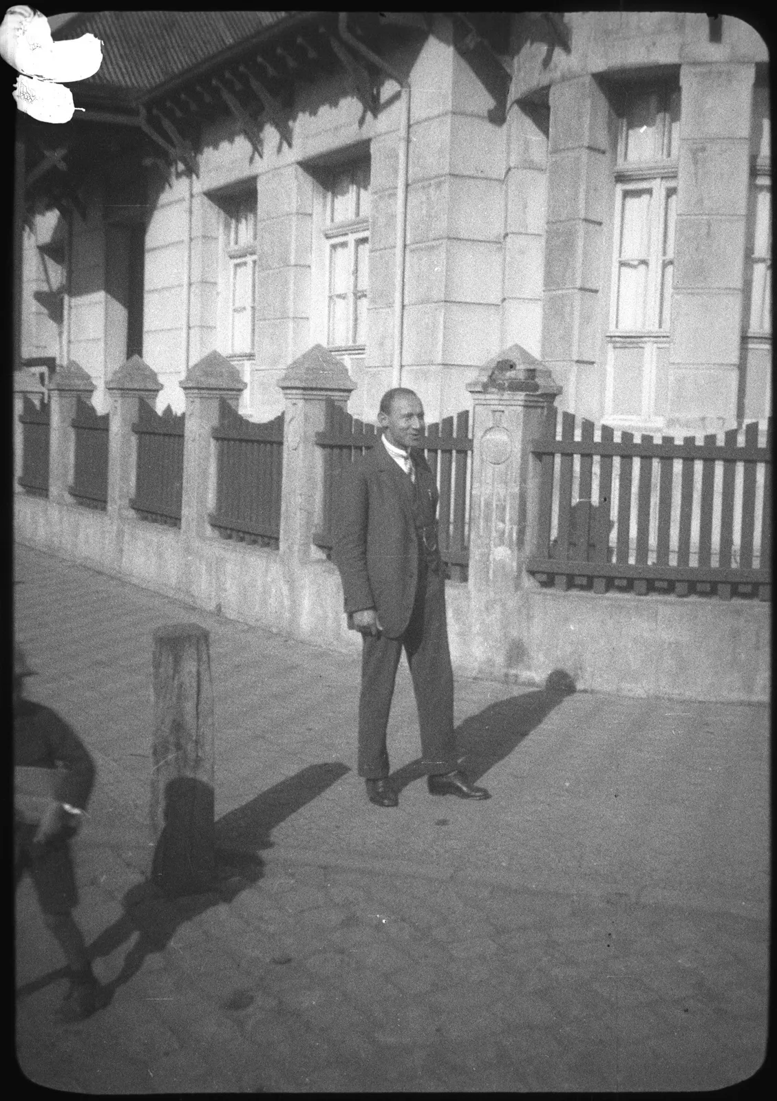 Hombre en la acera frente al Colegio Alemán de Temuco, 1928