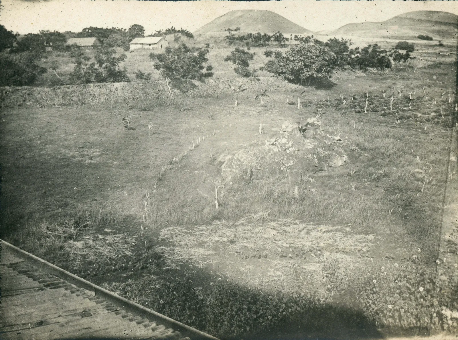Vista de la Misión y unas casas de la población, Rapa Nui, 1917