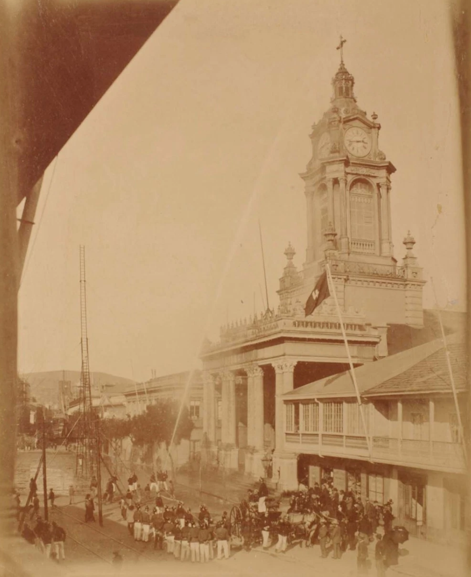 Actividad de bomberos en Plaza Victoria, Valparaíso, 1890