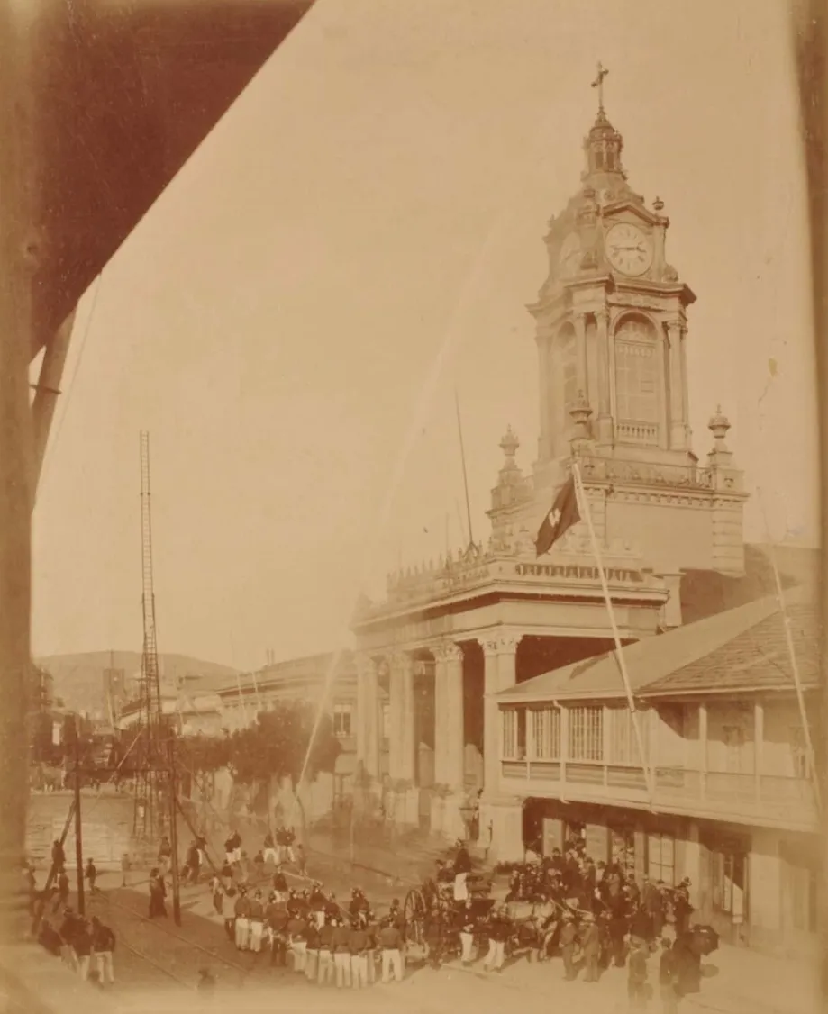 Actividad de bomberos en Plaza Victoria, Valparaíso, 1890