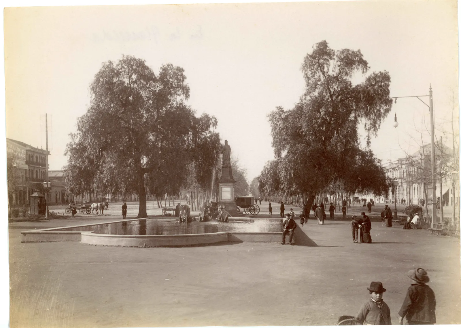 Fuente de Neptuno en Alameda de Las Delicias con calle Vergara, Santiago, ca. 1904