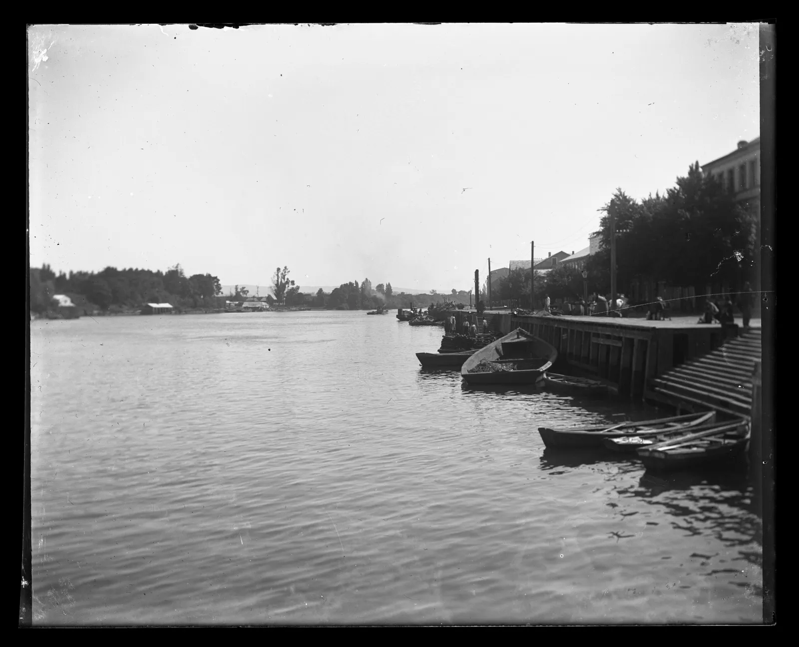Mercado fluvial y malecón de Valdivia, ca. 1903
