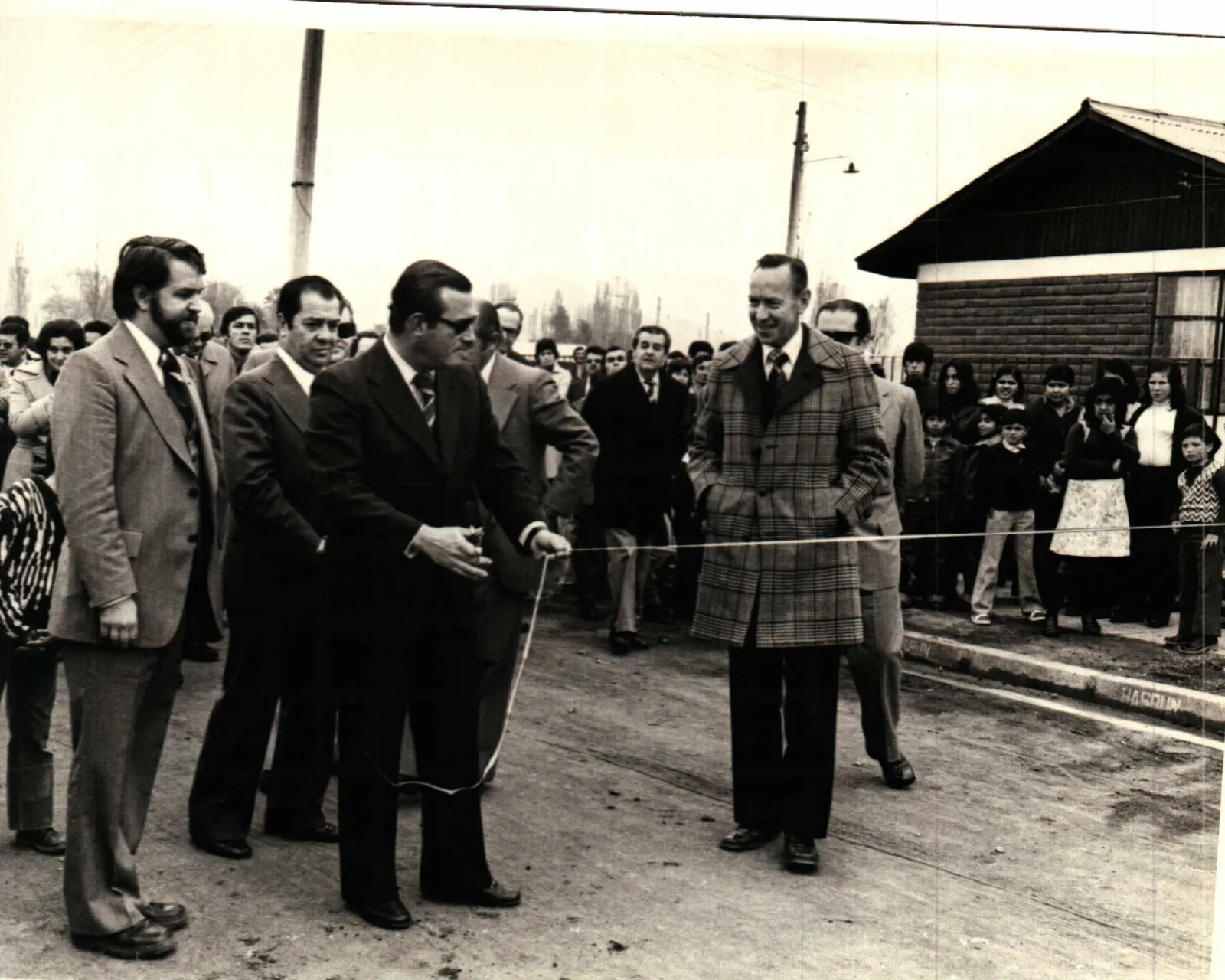 Autoridades cortan la cinta en inauguración de Villa Recsa, Quilicura, 1979