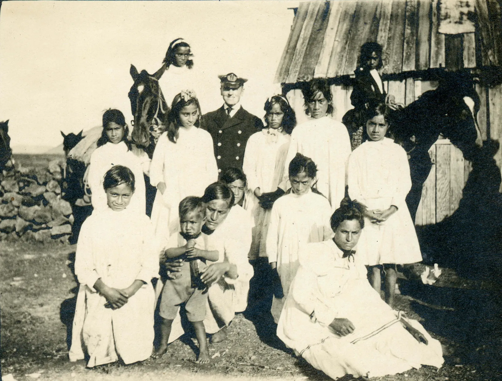 Grupo de mujeres y teniente Vidal, Rapa Nui, 1918