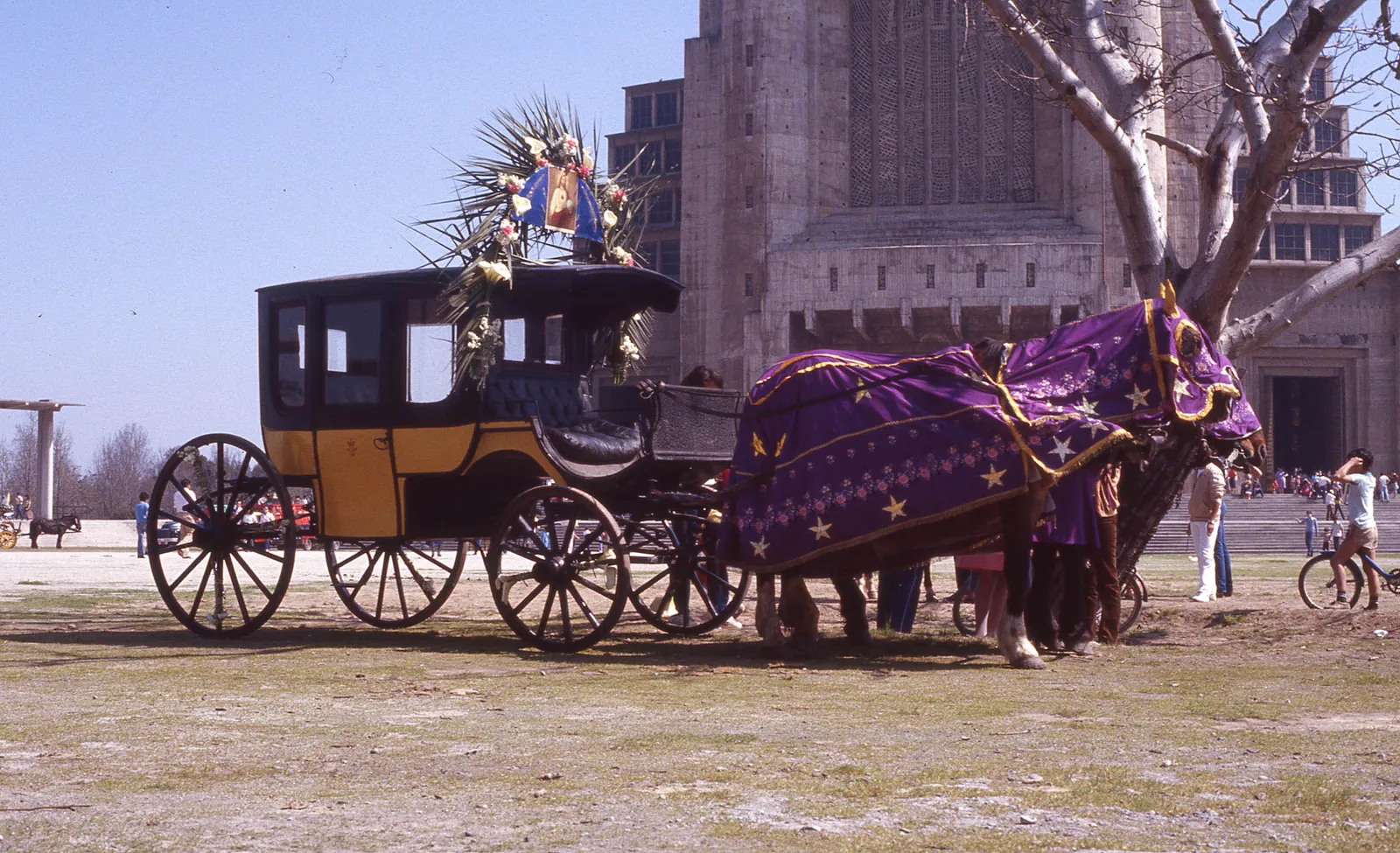 Carrozas de la Fiesta de Cuasimodo en el Templo Votivo de Maipú, 1983