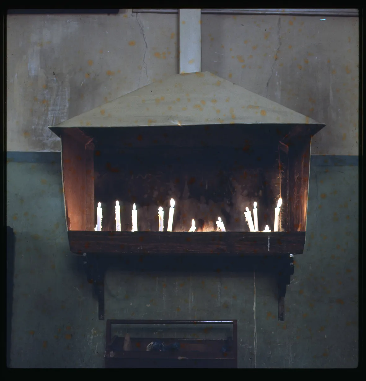 Candelero con velas de la Iglesia Grande de Andacollo, Andacollo, Región de Coquimbo, Chile, 1950 - 1965