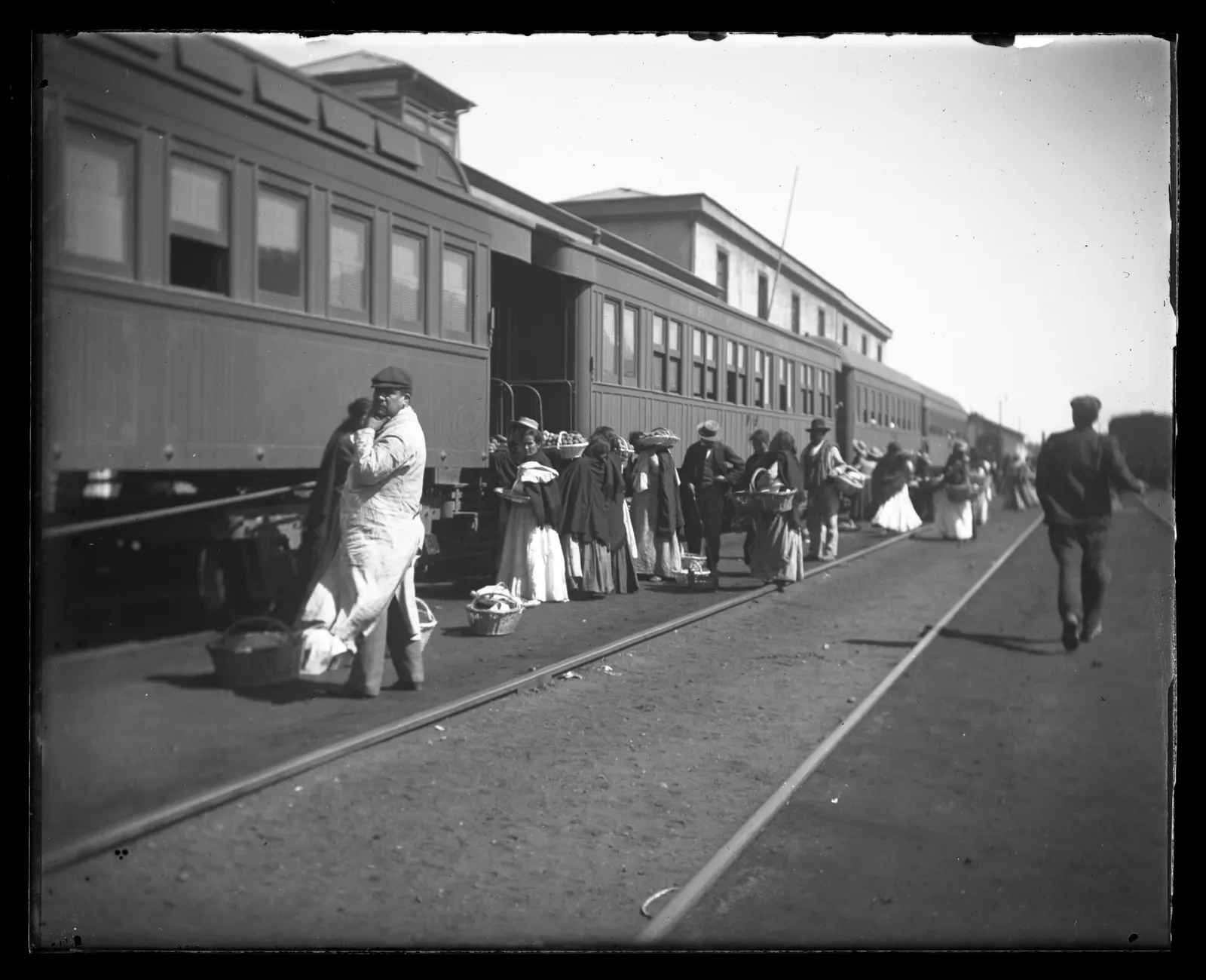 Personas en una estación de trenes sin identificar, ca. 1903