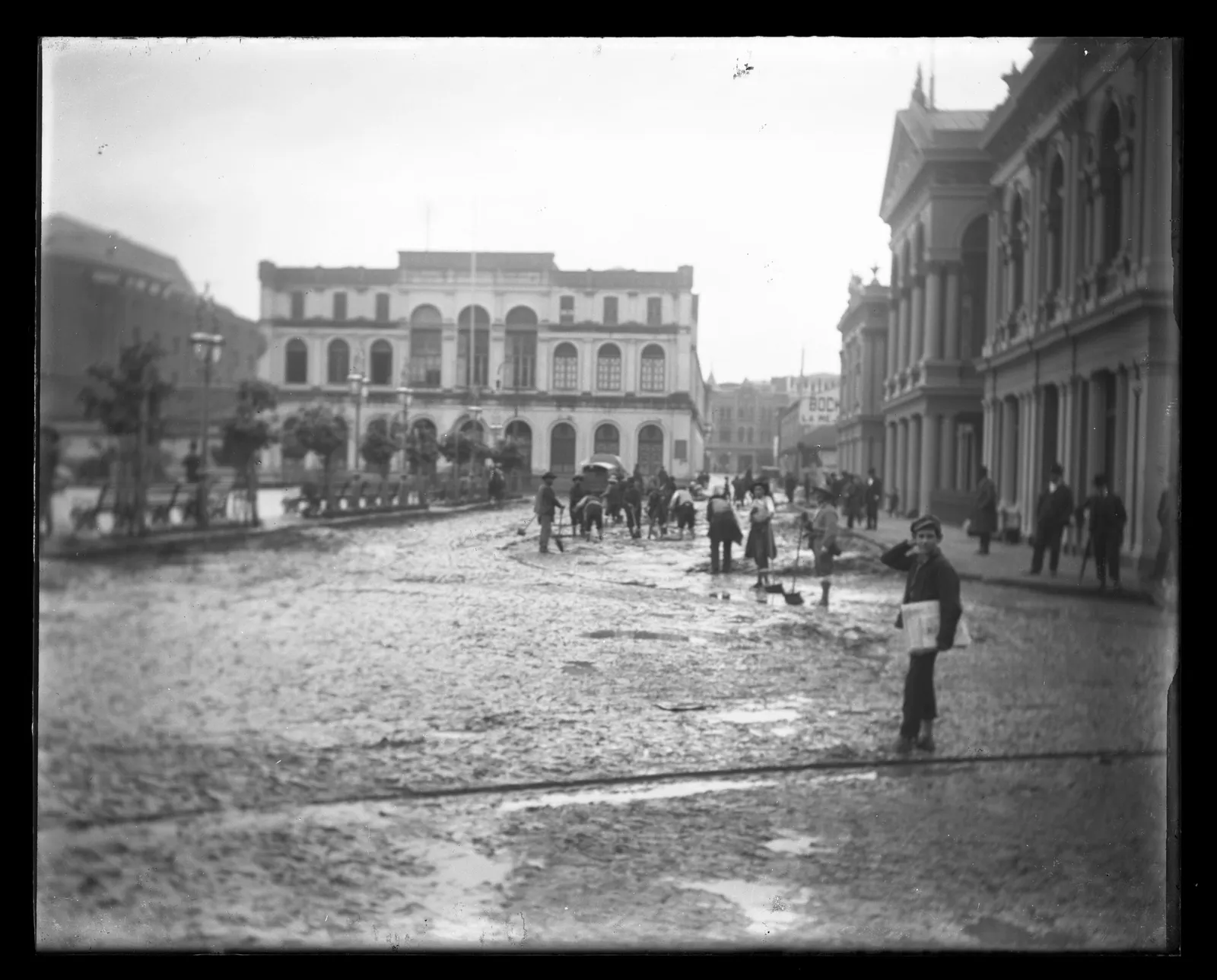 Plaza de Valparaíso, día de lluvia y un niño repartidor de periódicos, ca. 1903