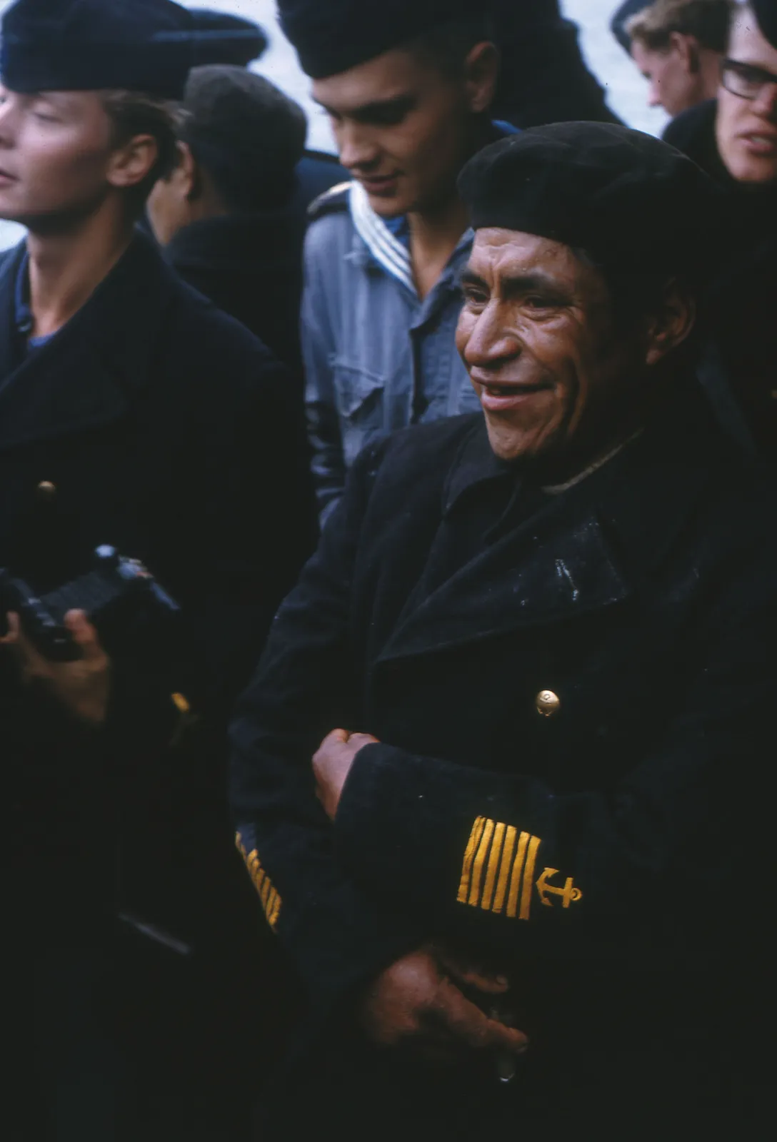 Jefe kawésqar con chaqueta de descarte como regalo, 1965