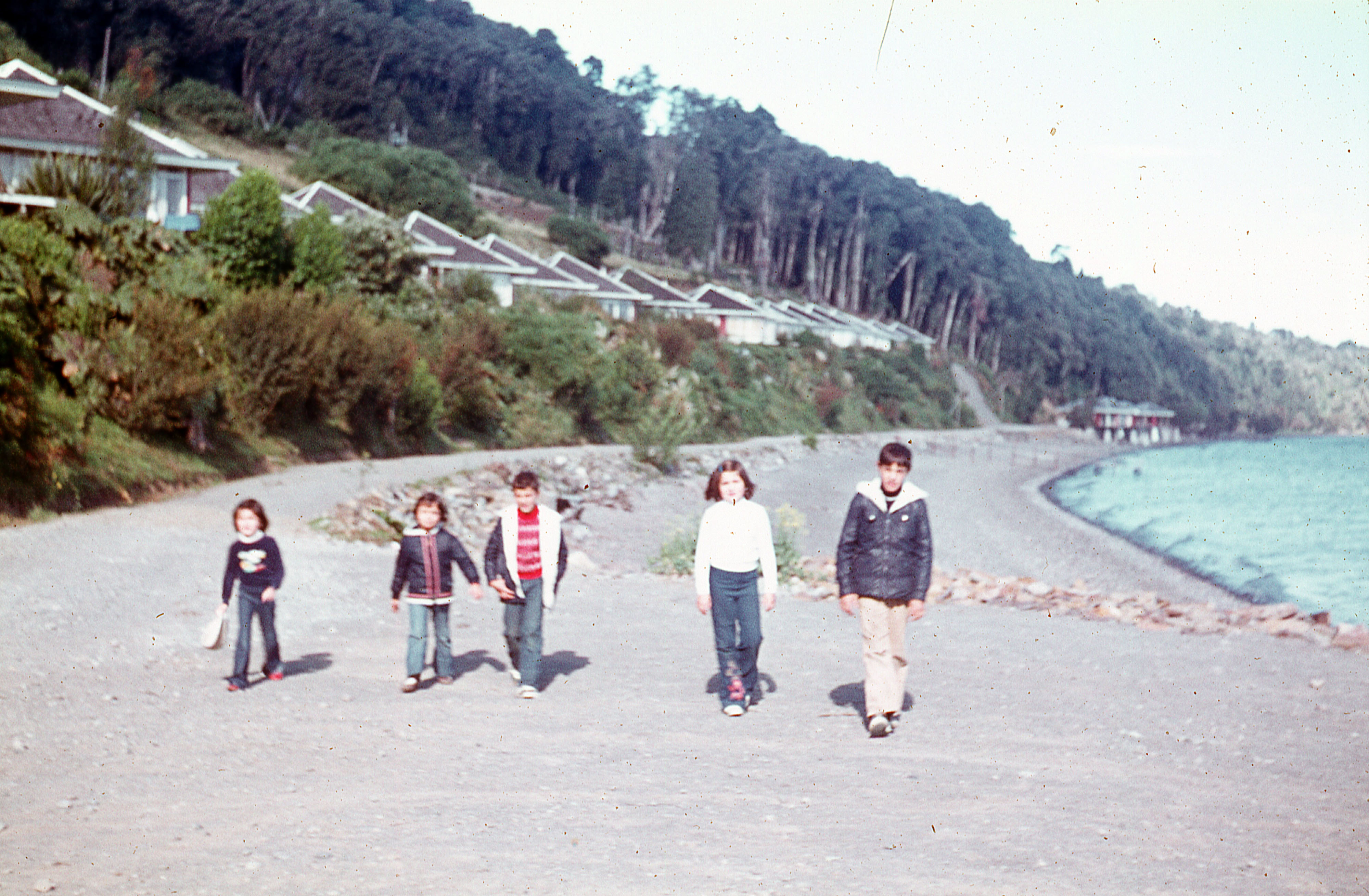 Niños en la playa de Ñilque, Puyehue,1979