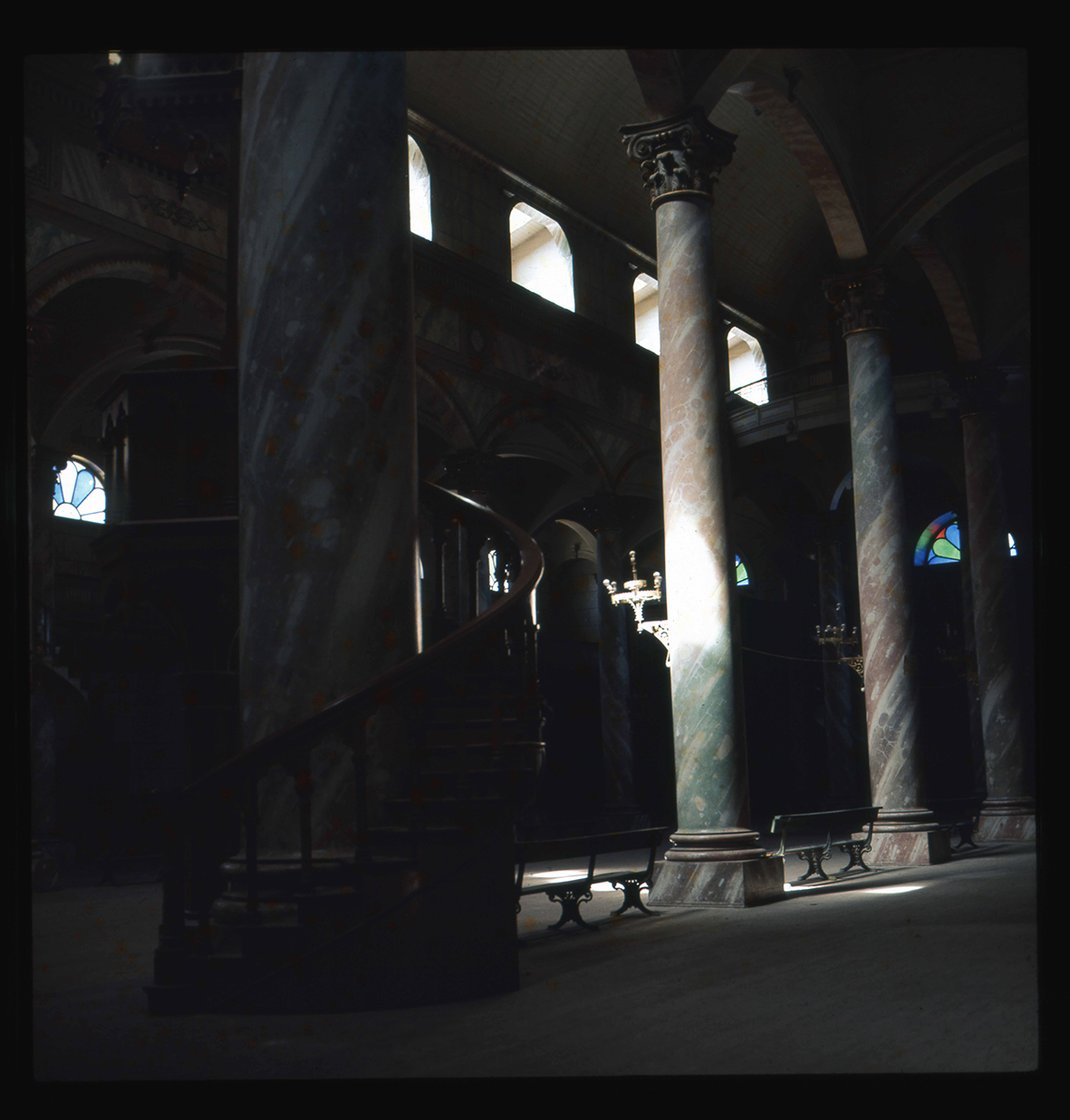Columnas interiores de la Iglesia Grande de Andacollo, Andacollo, Región de Coquimbo, Chile, 1950 - 1965