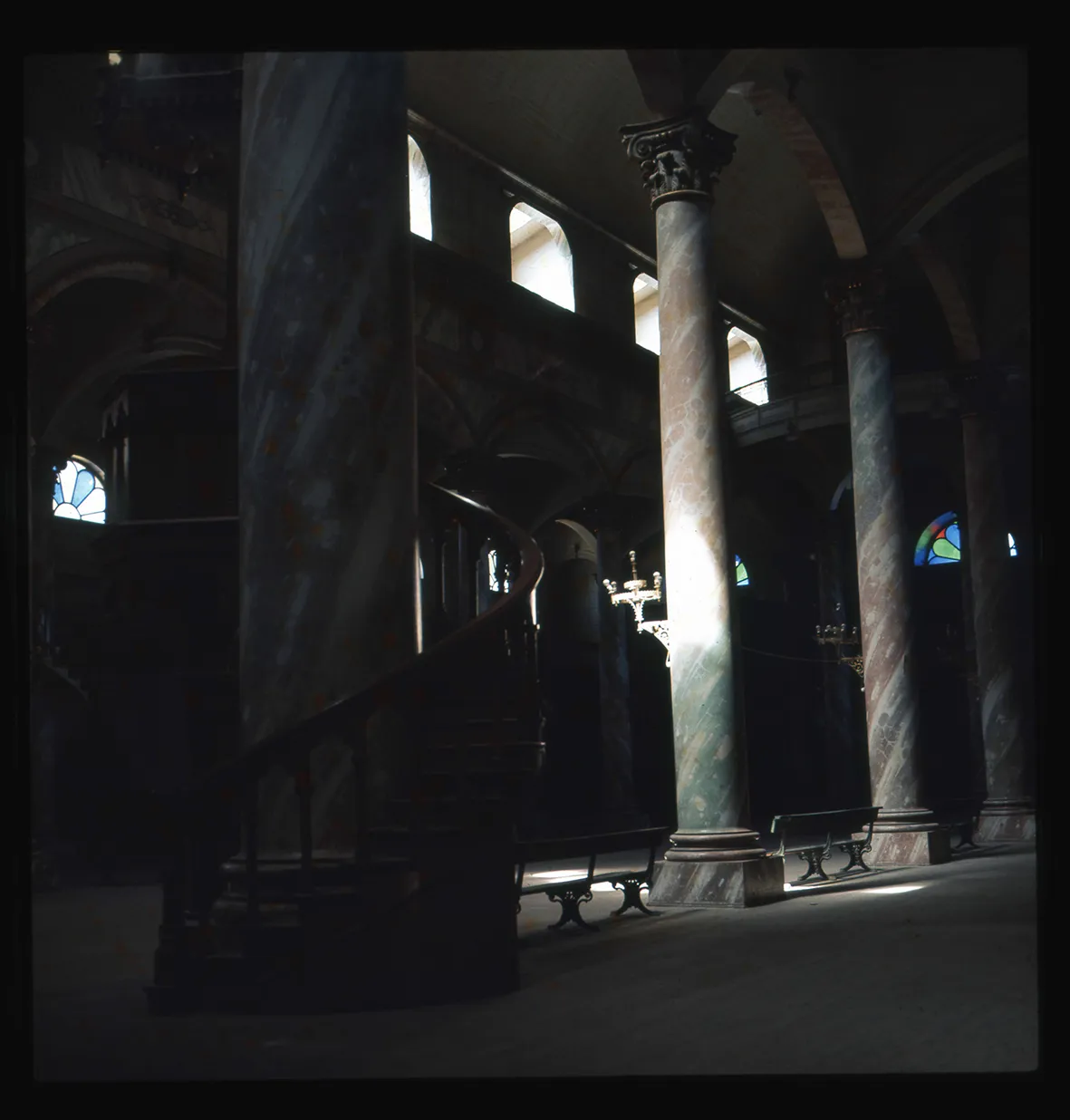 Columnas interiores de la Iglesia Grande de Andacollo, Andacollo, Región de Coquimbo, Chile, 1950 - 1965