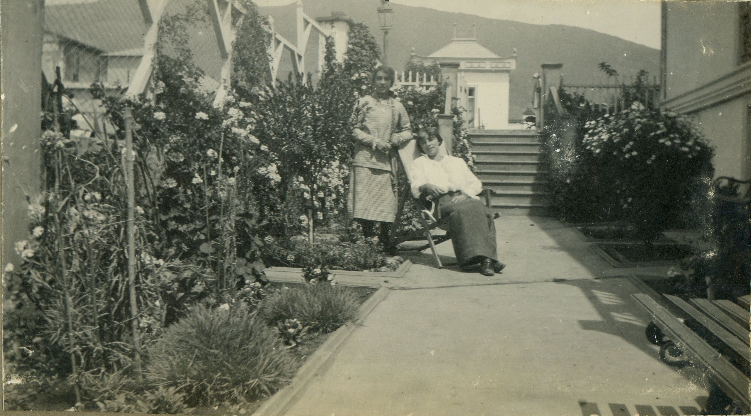 Mujeres en una casa, Papudo, Febrero de 1913