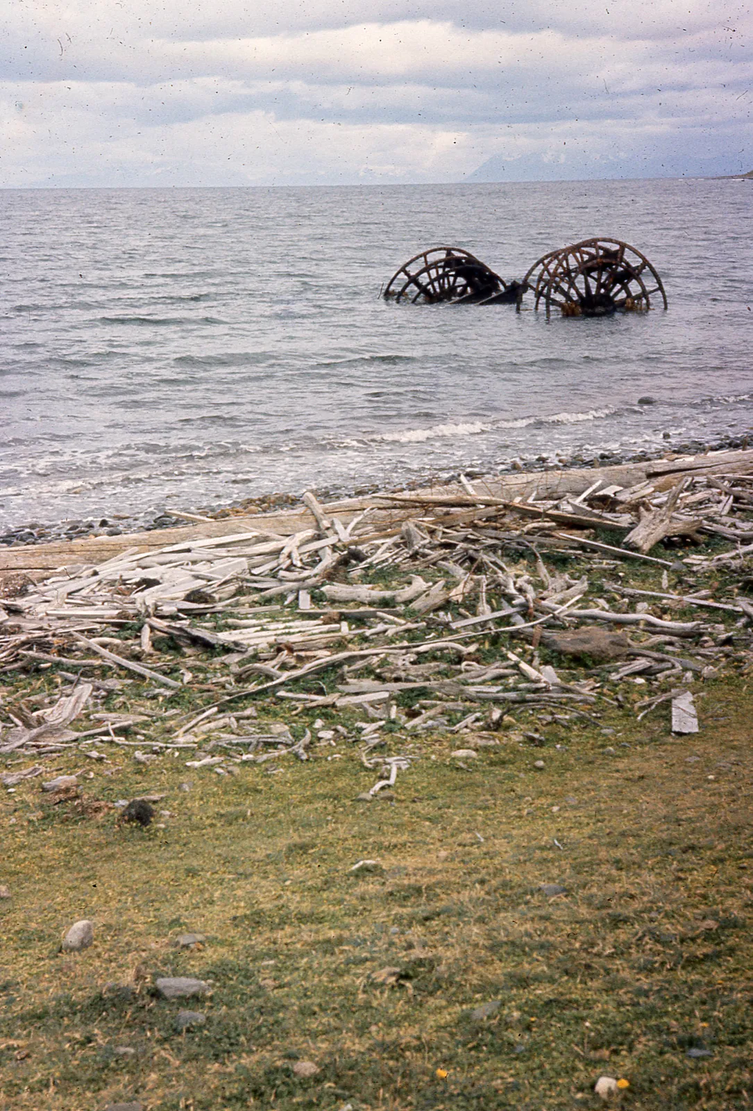 Escombros en orilla de Seno Skyring, 1962